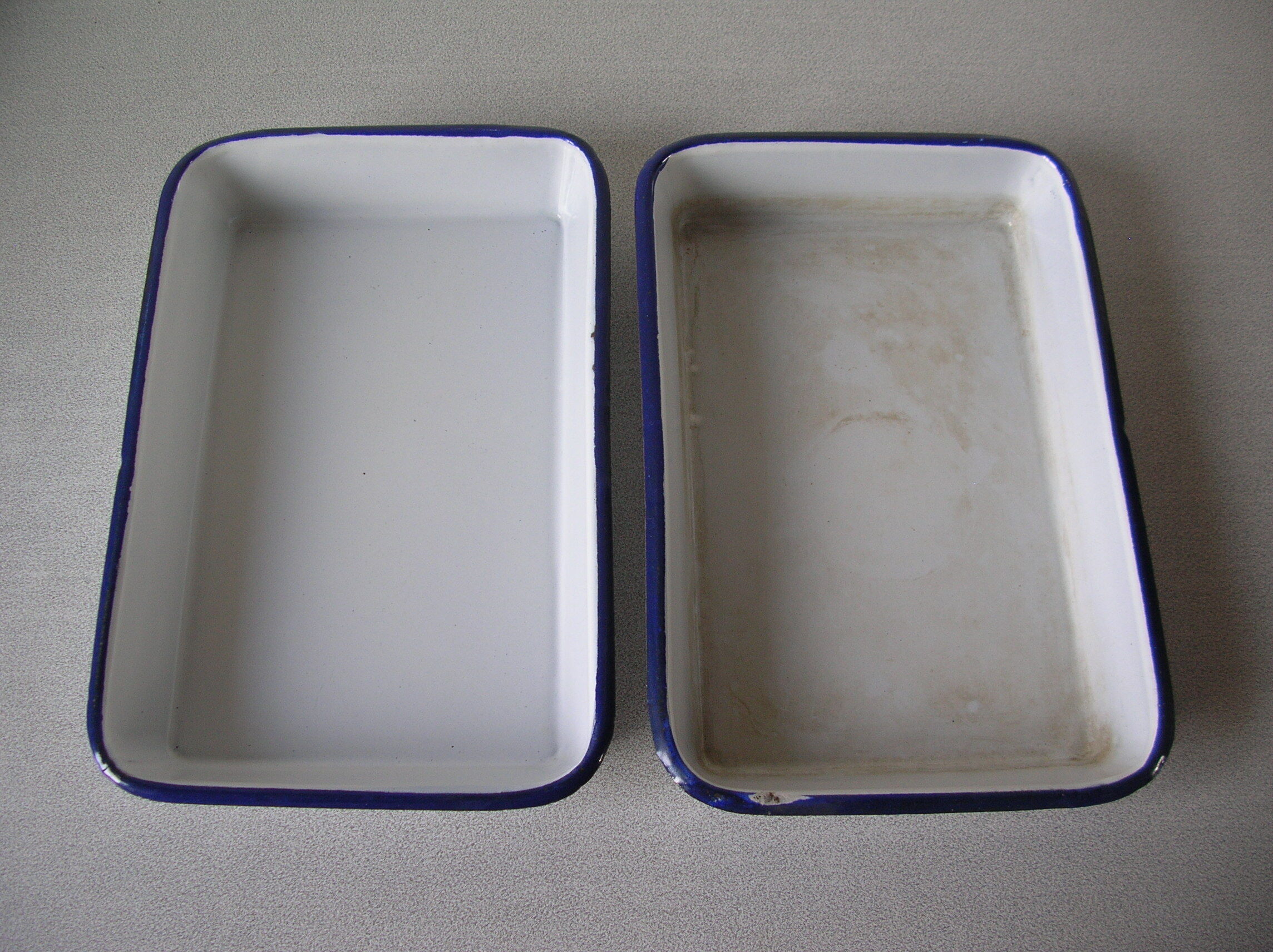2 old trays trays in white and blue enamel old deco indus factory workshop