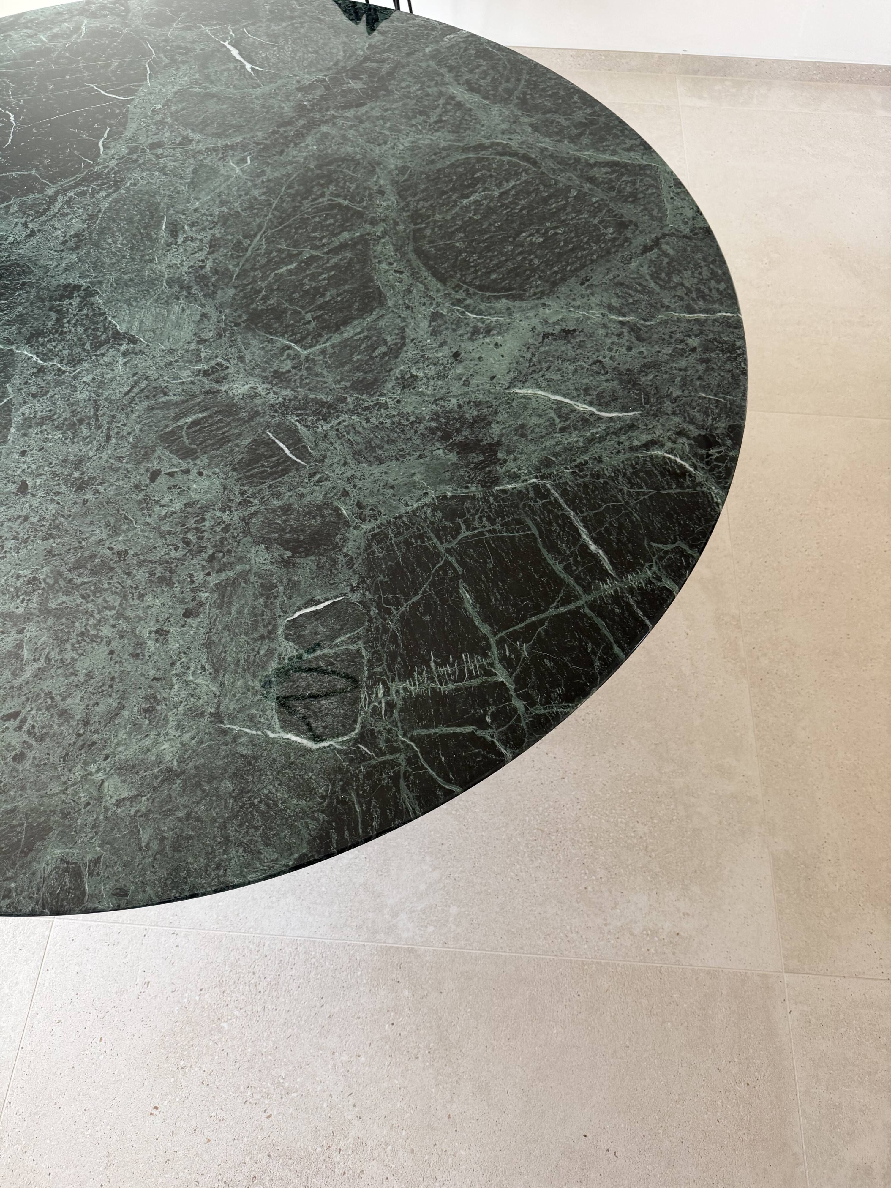 Original Knoll tulip dining table (137cm) glossy alpine green in new condition!!