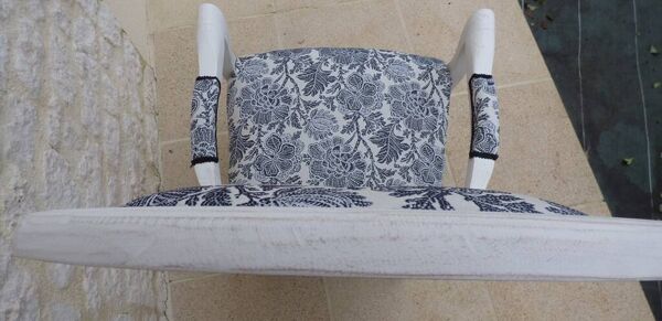 Fauteuil voltaire de style recouvert tissus fleuri en bois de qualité ettet vieilli