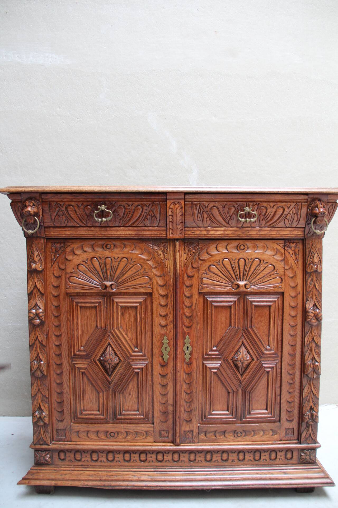 Imposing Neo-Renaissance oak sideboard, late 19th century.