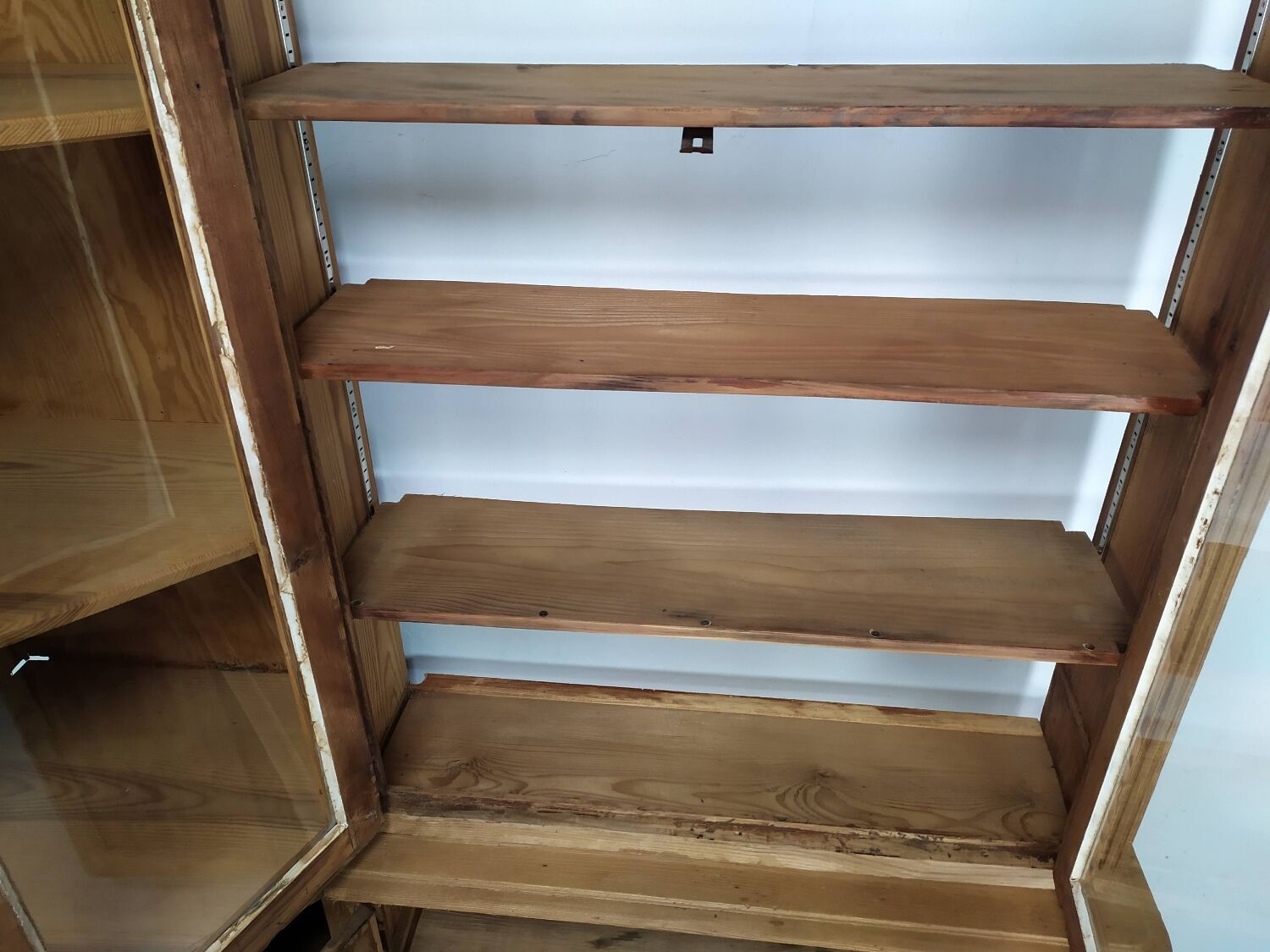 Bistro corner bookcase