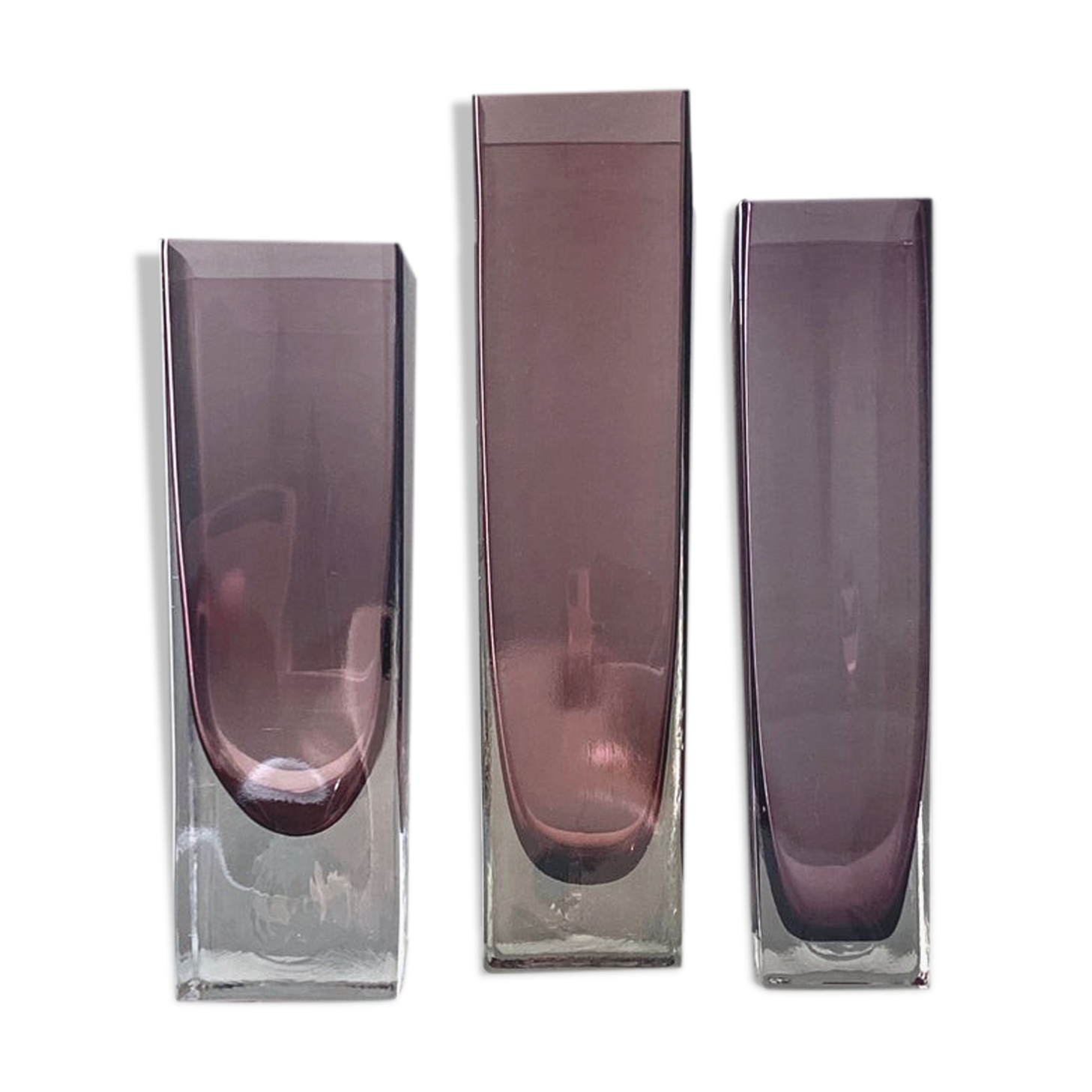 Set de trois vases en verre violets
