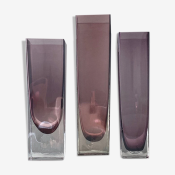 Set de trois vases en verre violets