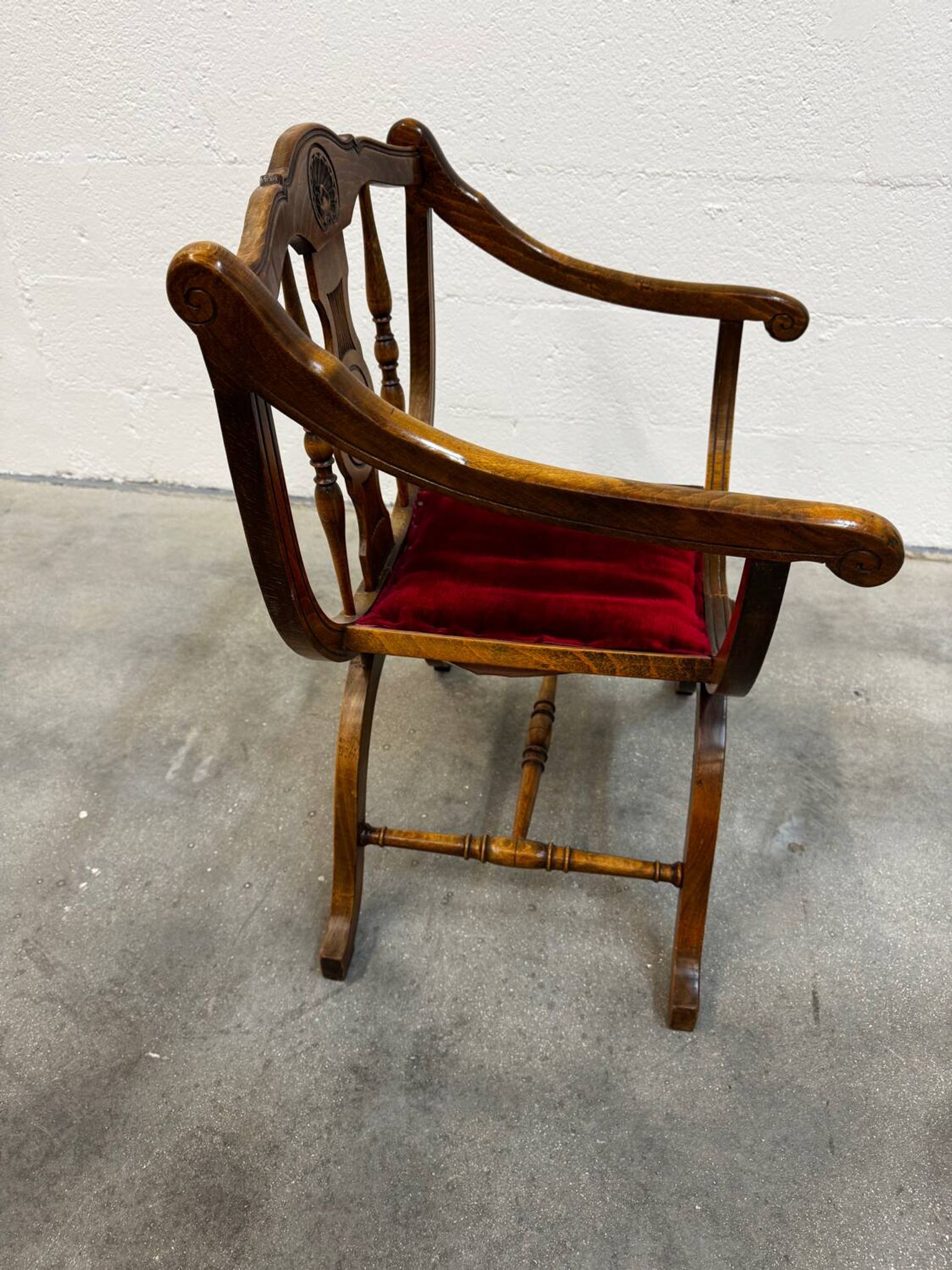 Dagobert armchair with red upholstery