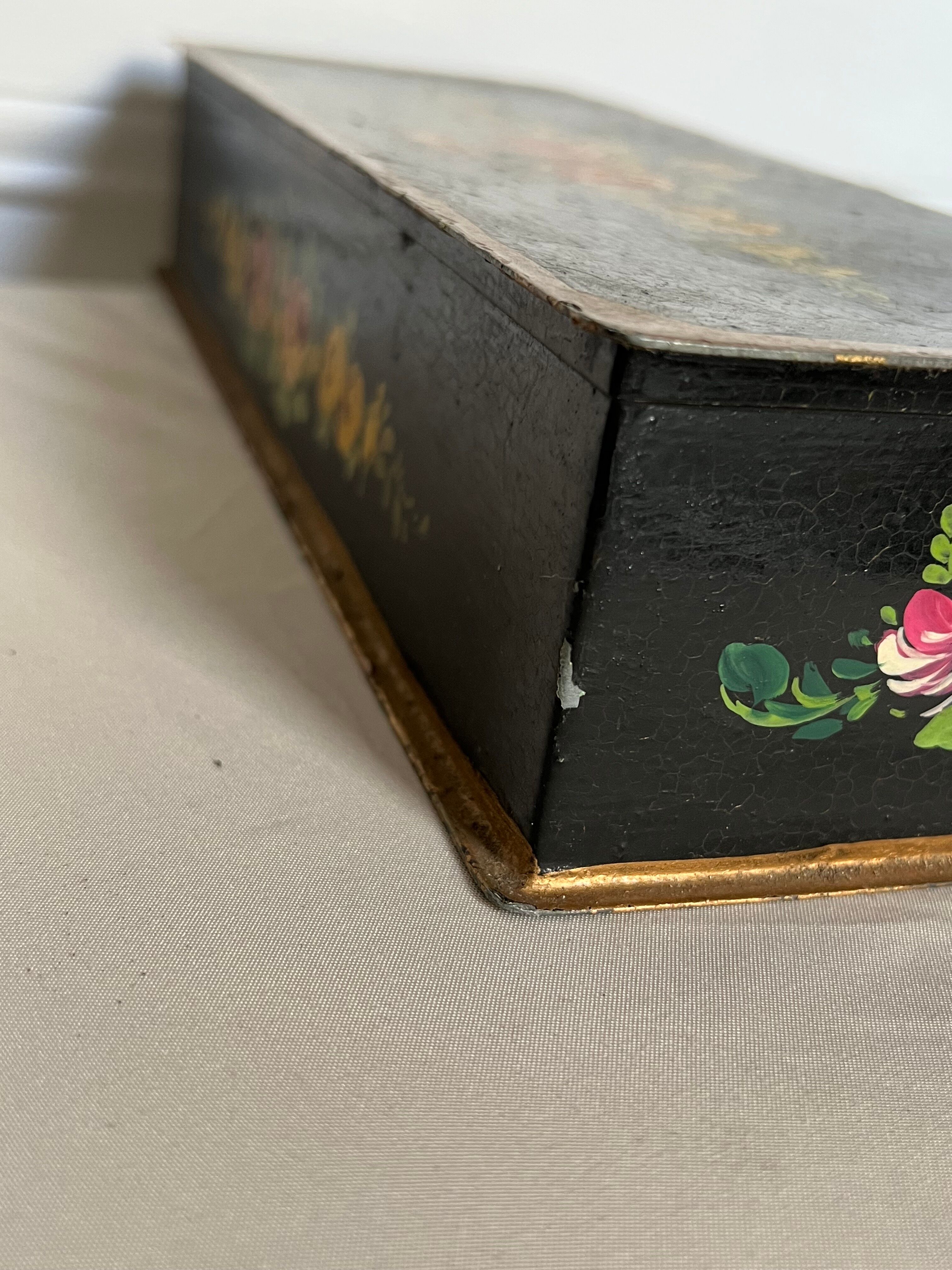 Boite à bijoux noir avec fleurs intérieur tissu gris