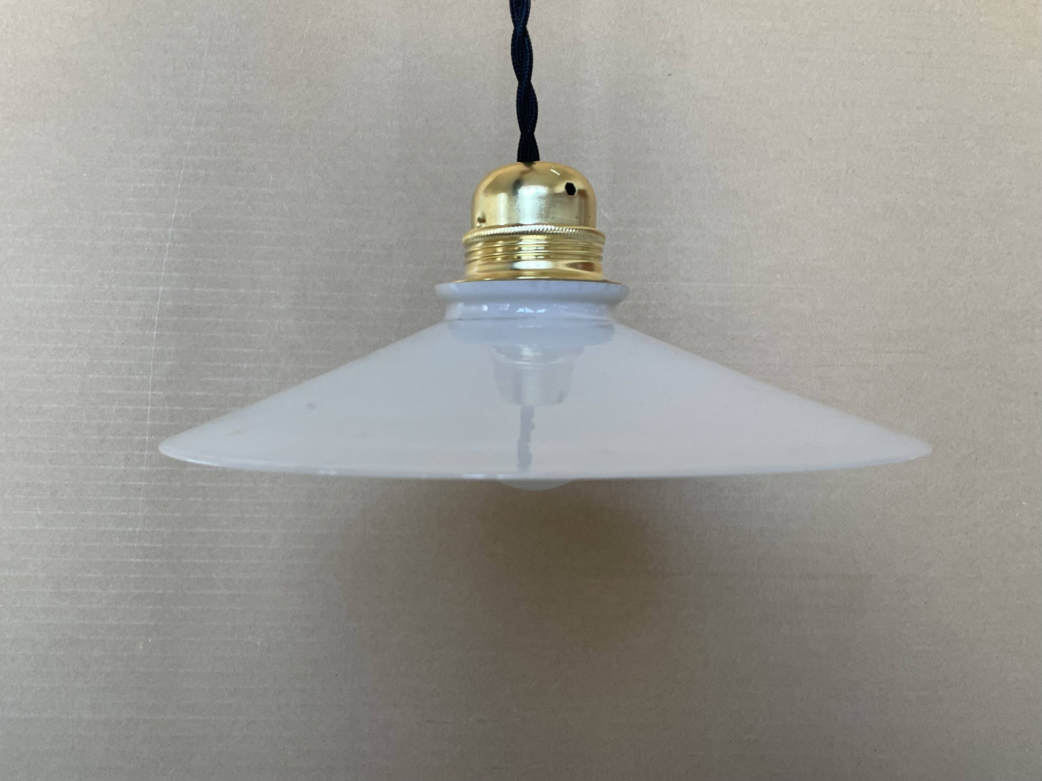 Old opaline suspension D21cm