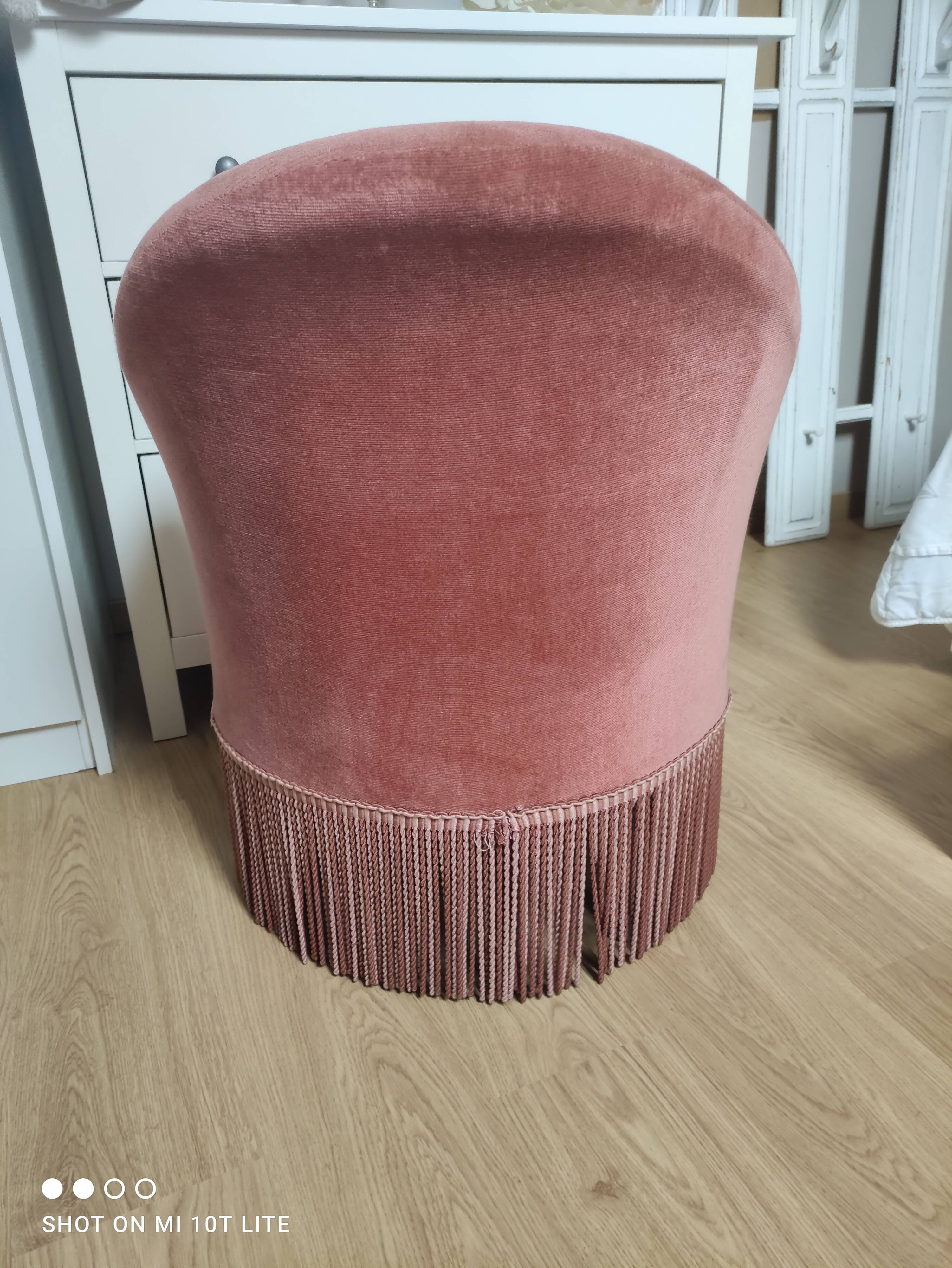 Fauteuil crapaud vintage rose poudré à franges