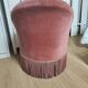 Fauteuil crapaud vintage rose poudré à franges