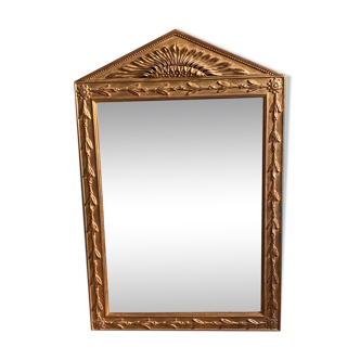 Miroir en bois doré à fronton en triangle orné de demi tournesols