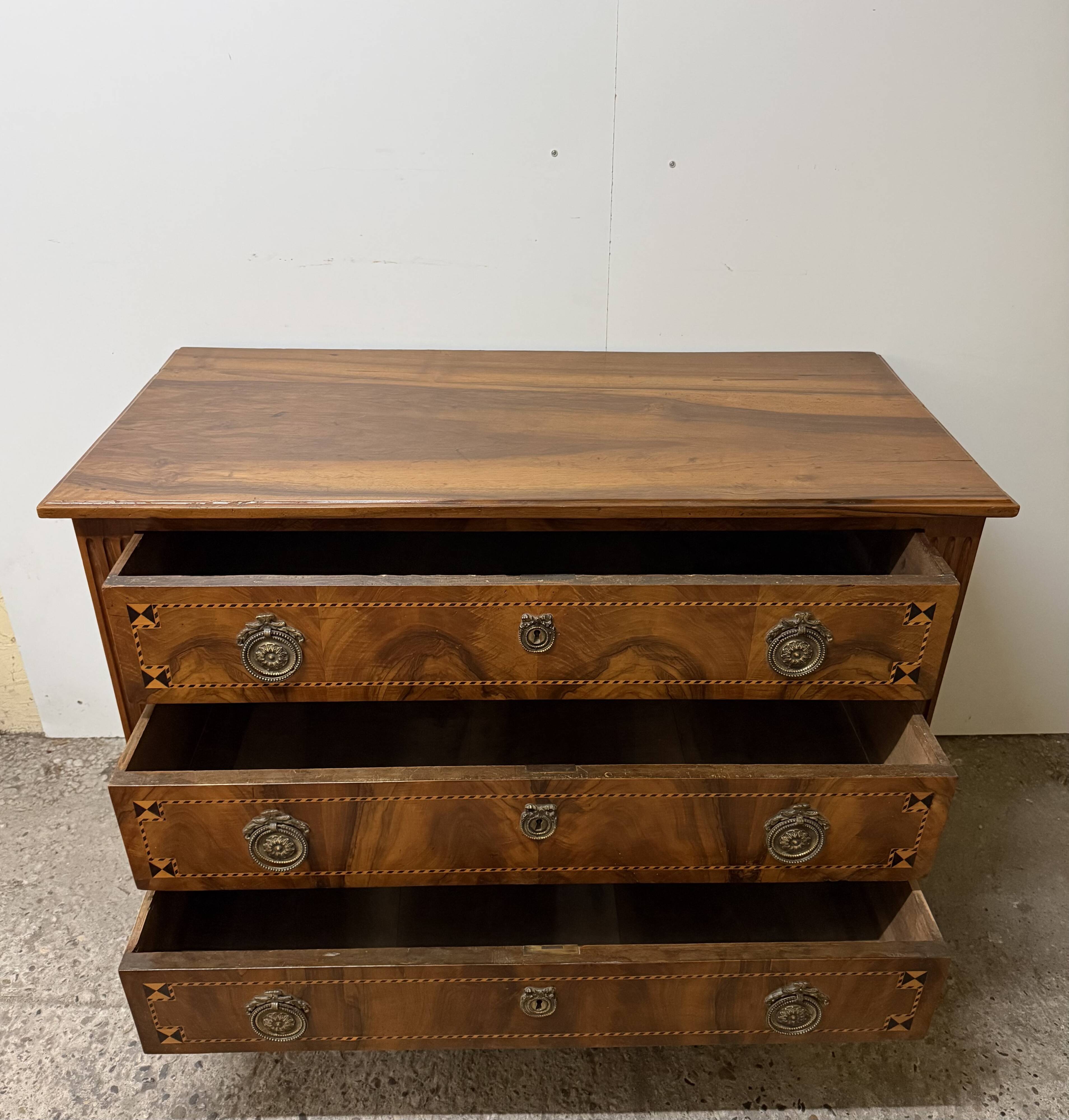 Commode en noyer de style Louis XVI