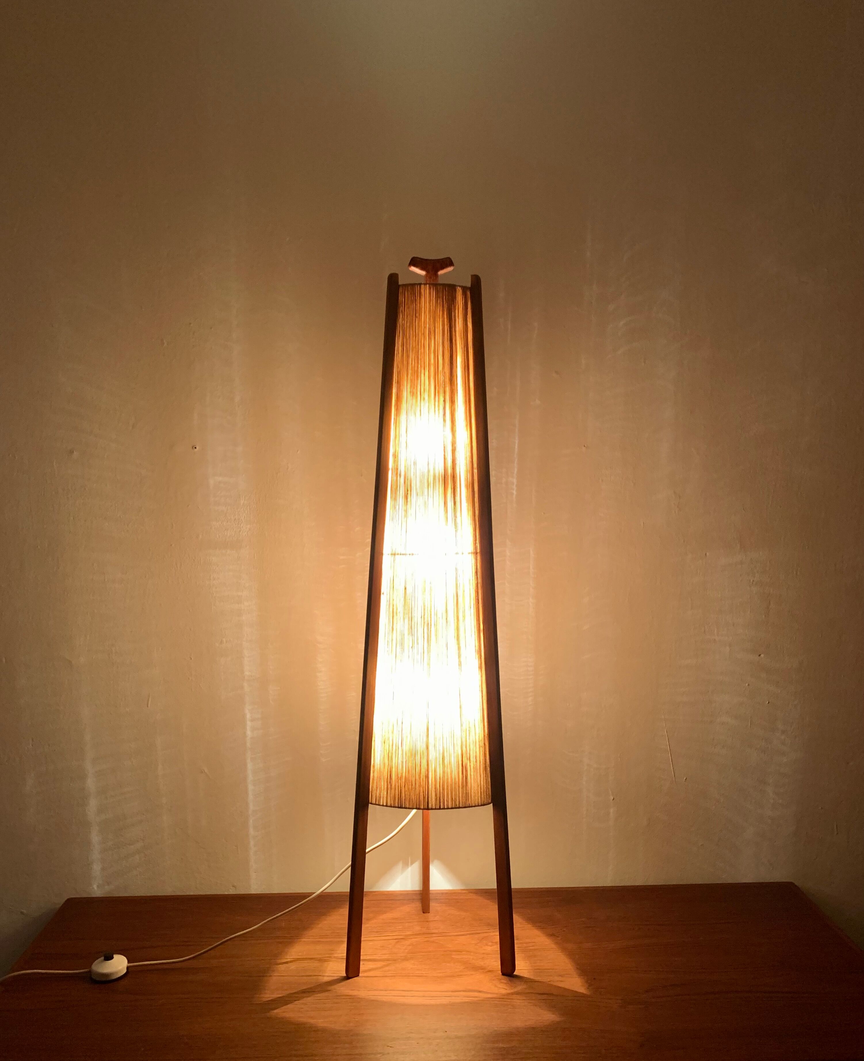 Lampe de sol en sisal et teck par Temde