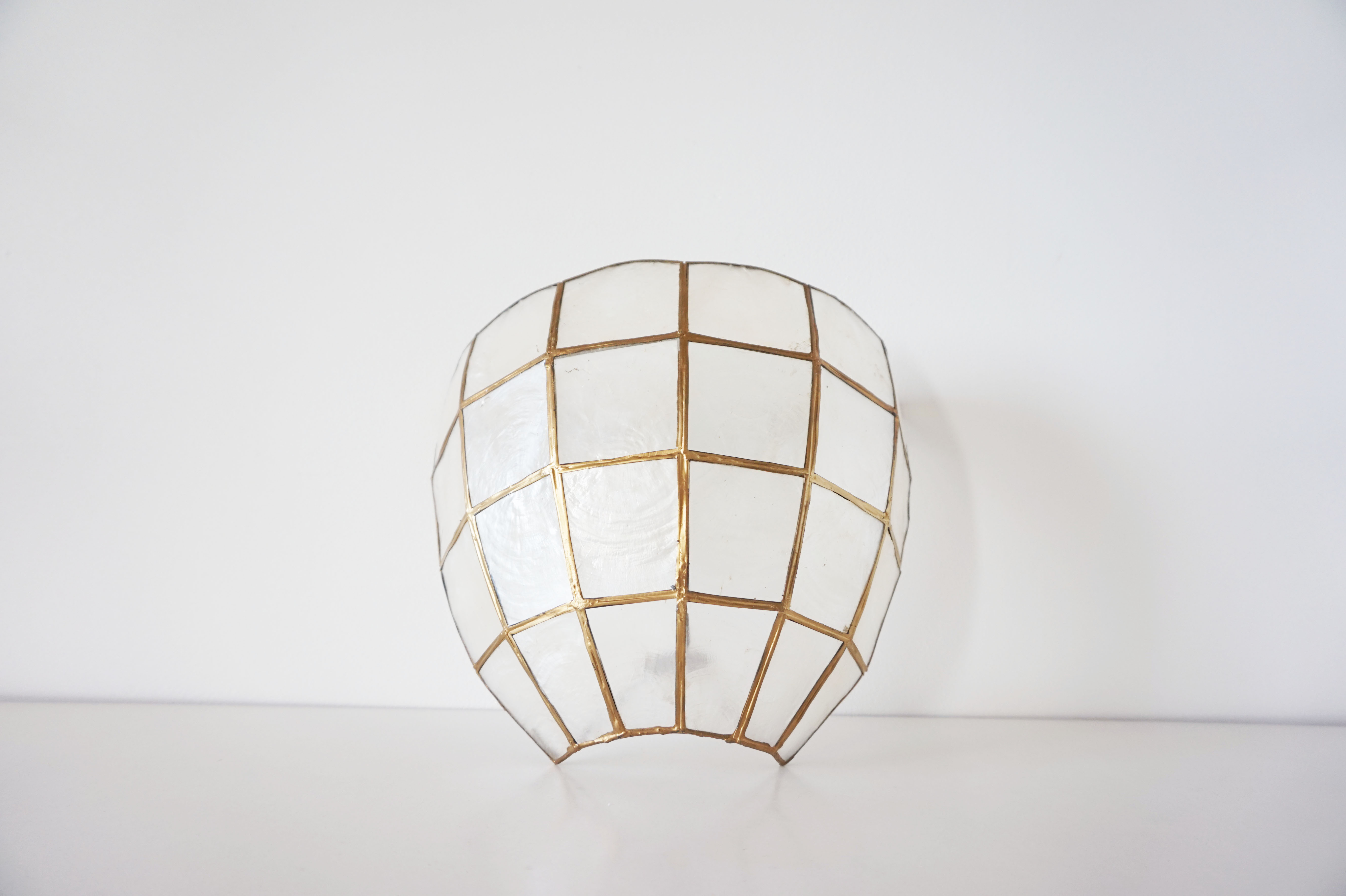 Mother-of-pearl shell shape wall lamp