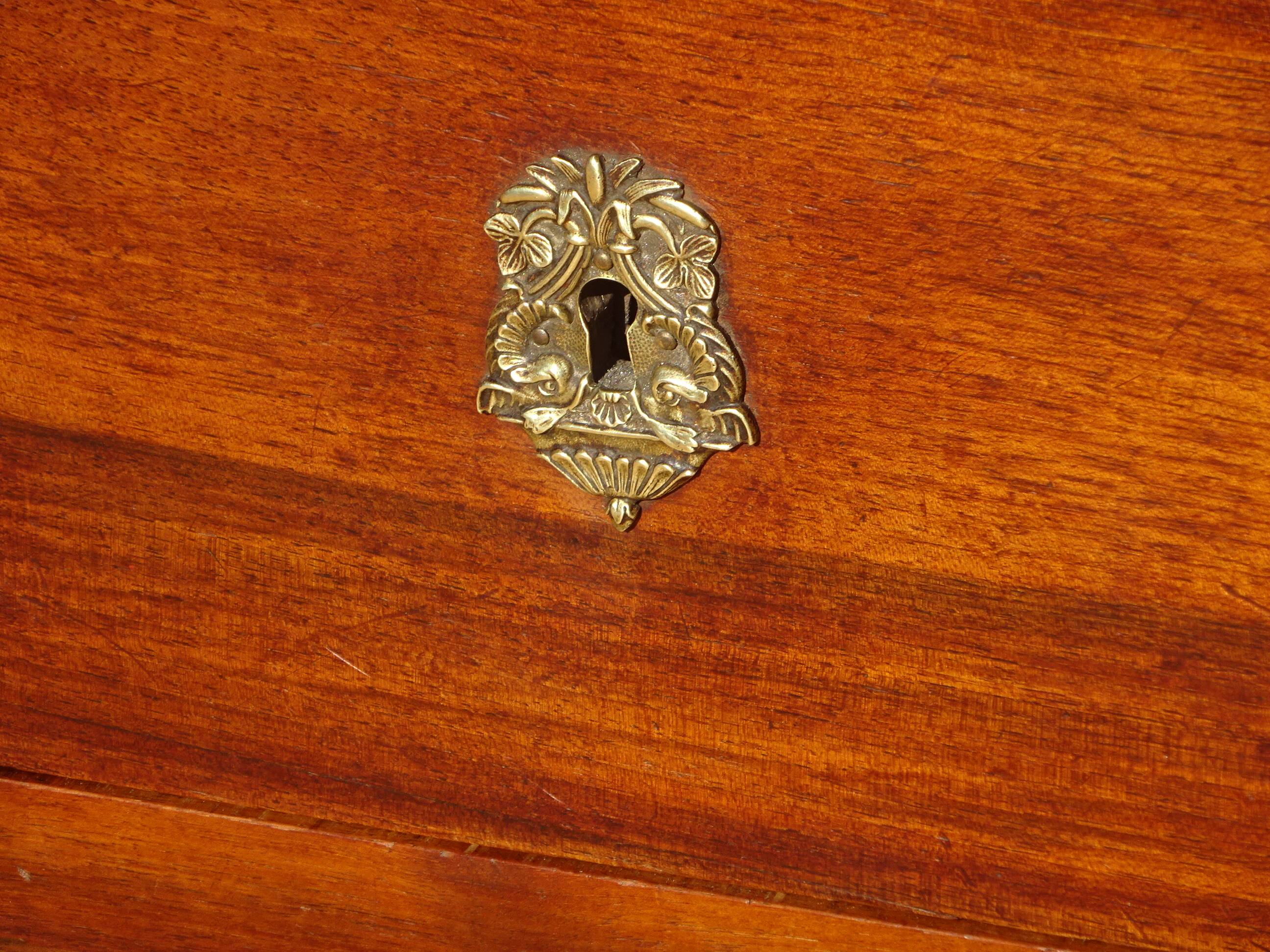 Crossed walnut chest of drawers