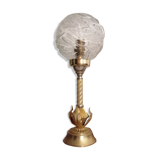 Lampe ancienne en laiton et globe en verre moulé
