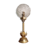 Lampe ancienne en laiton et globe en verre moulé