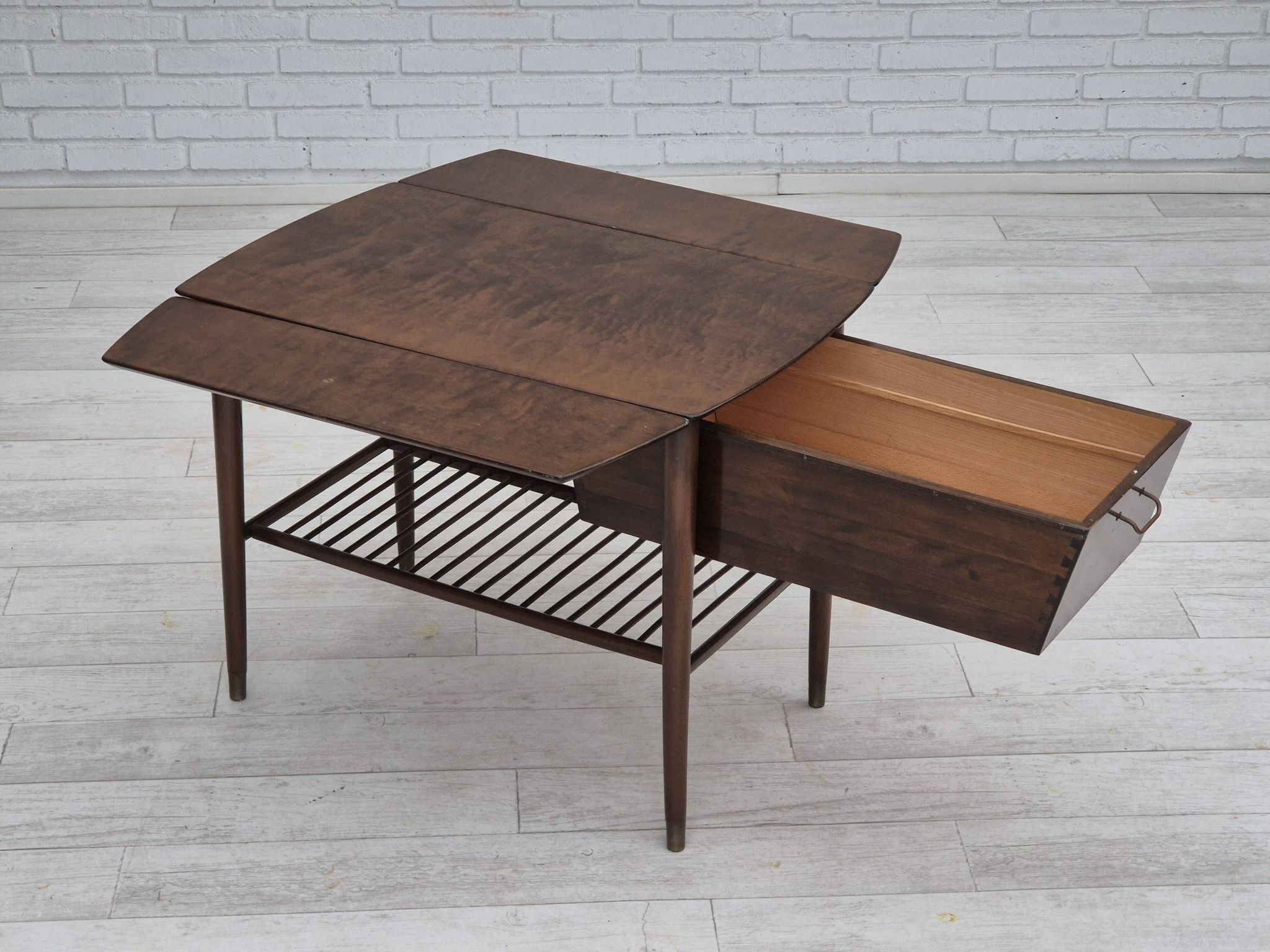 Table basse pliante danoise des années 1950 avec tiroir et étagère, état d'origine.