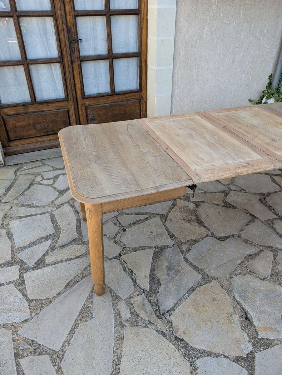 Antique extendable table