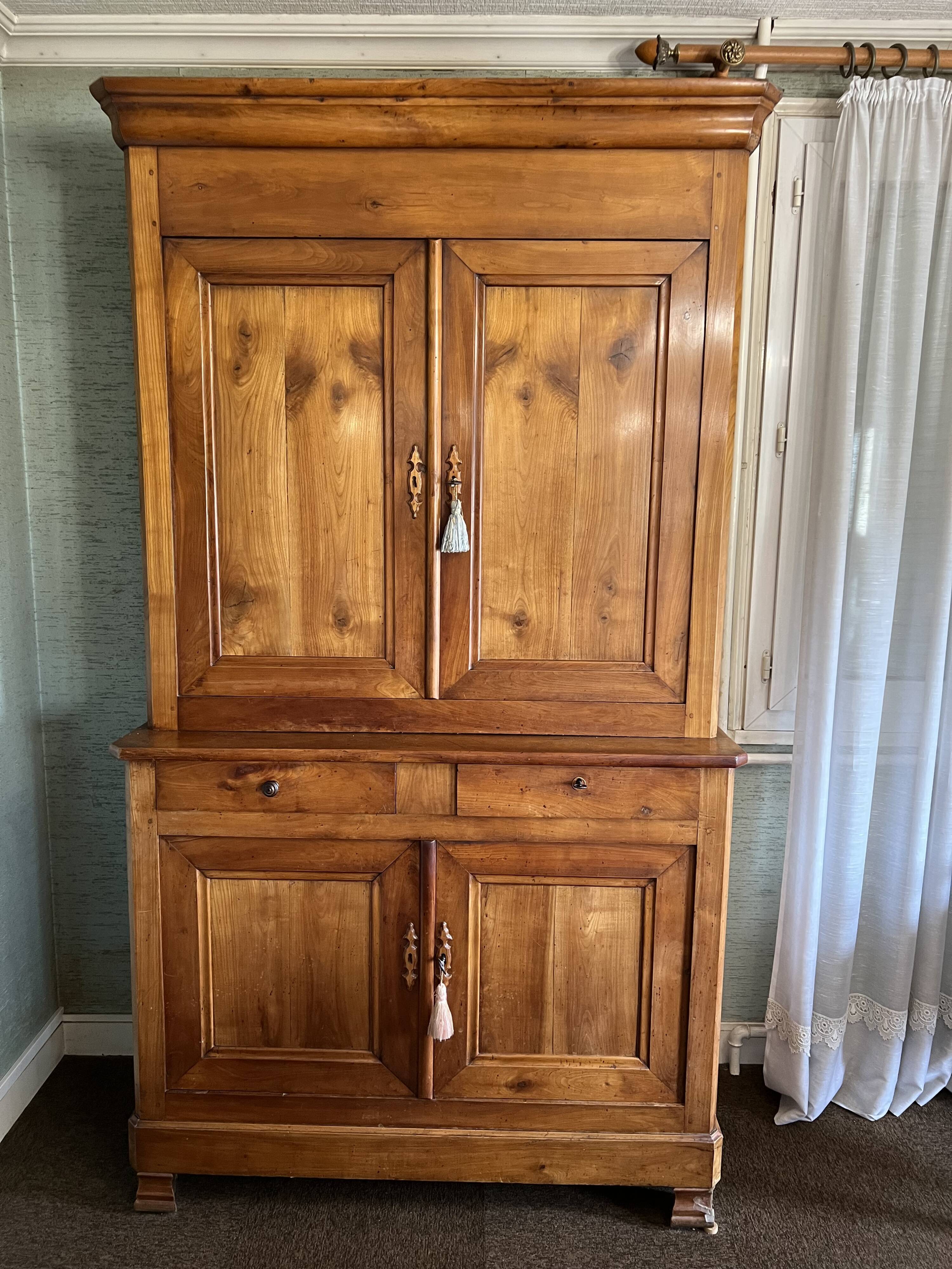 Beau buffet 2 corps ancien en merisier massif datant du XIXe siècle