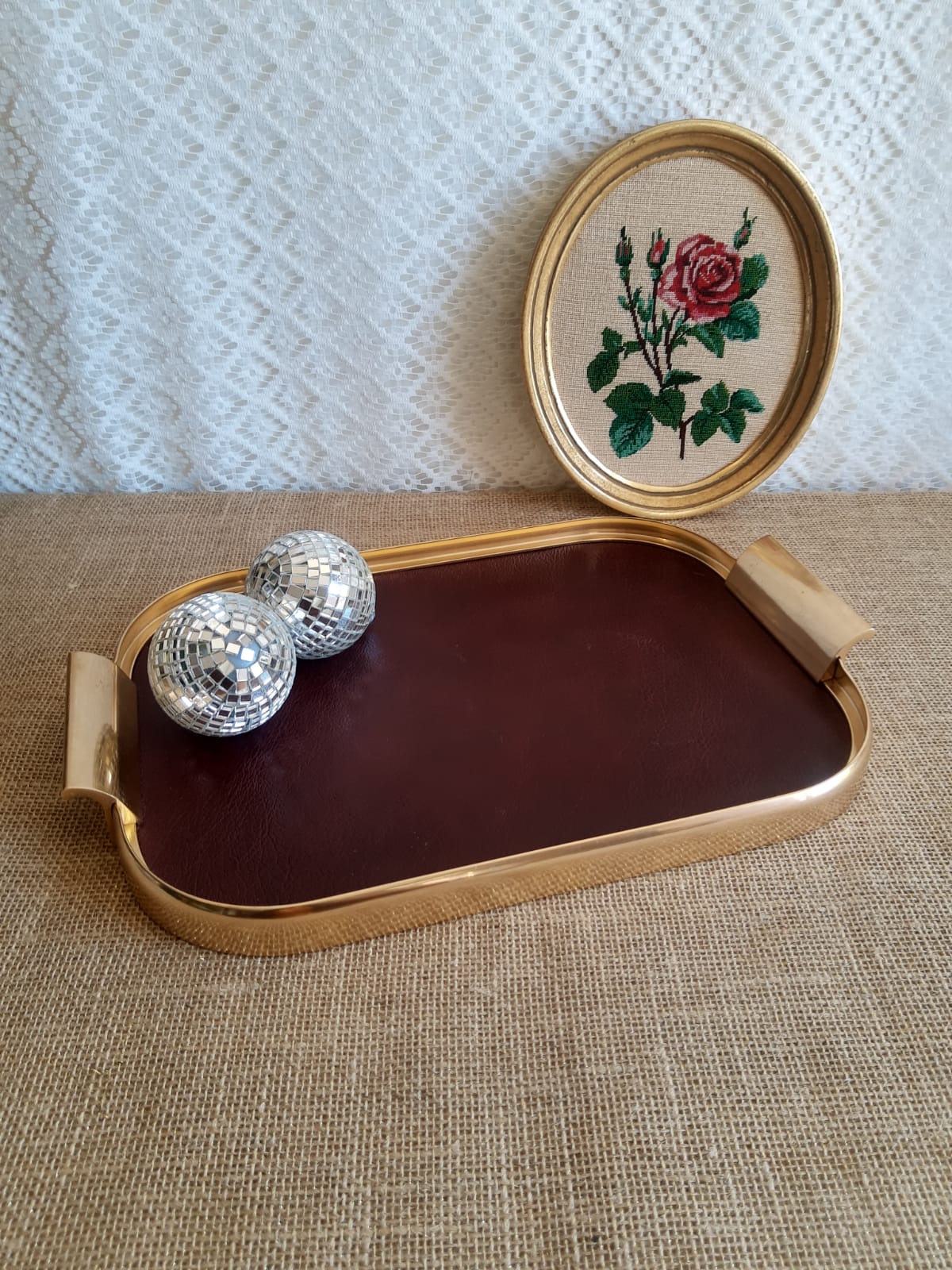 Plateau rectangulaire simili cuir bordeaux et métal doré vintage