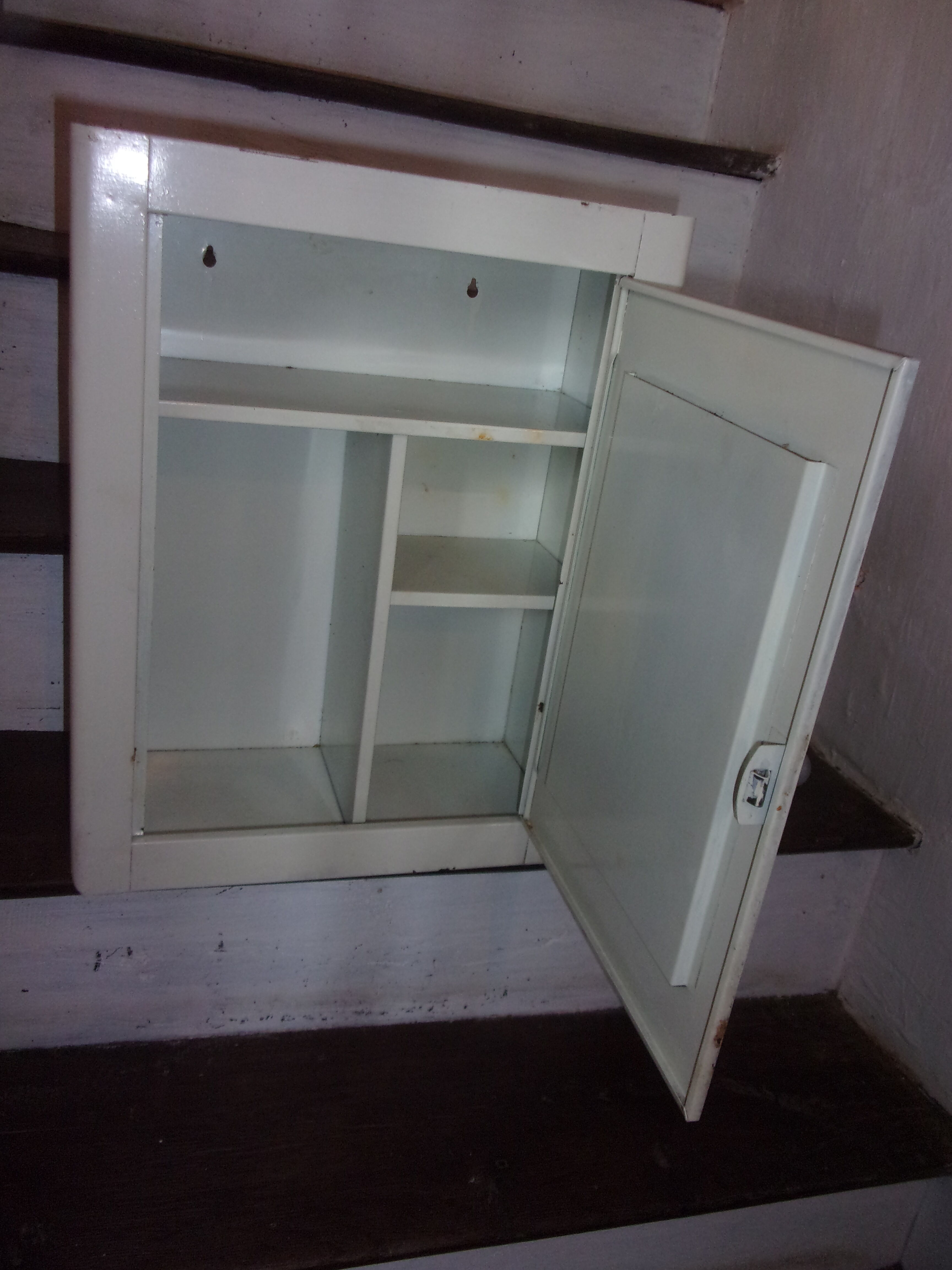 Medicine cabinet tole 1950
