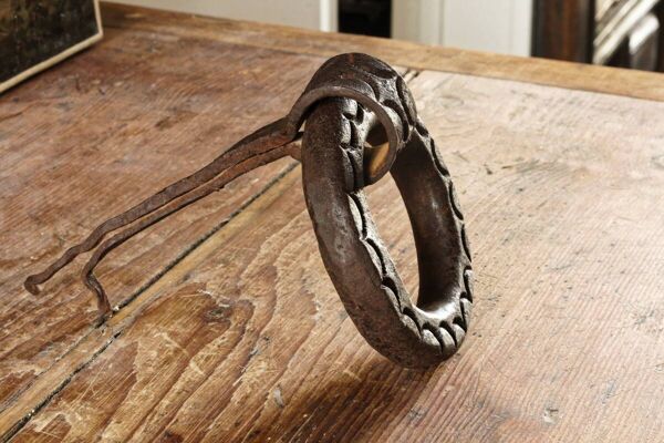 Heurtoir de porte ancien en fer forgé