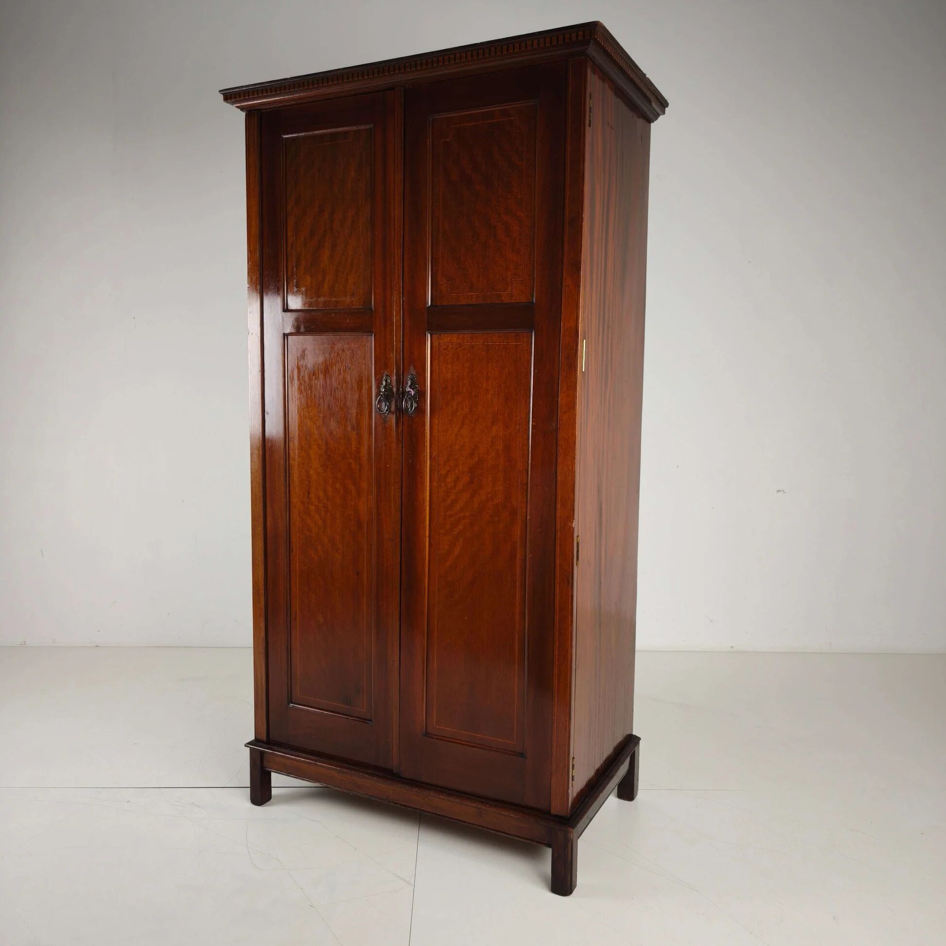 Garde-robe d'homme Maple & Co. du début du 20e siècle