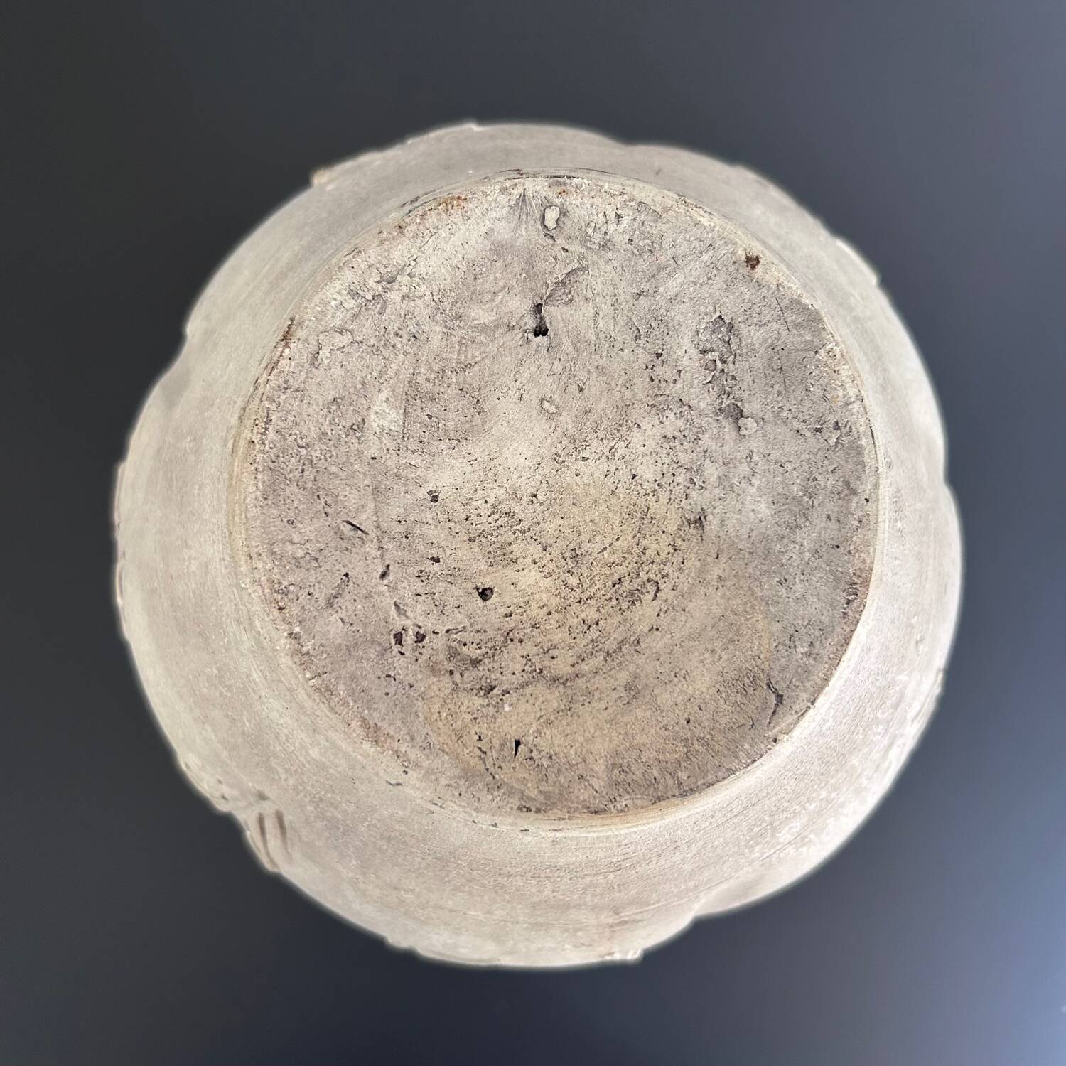 Raw vase with acanthus decoration