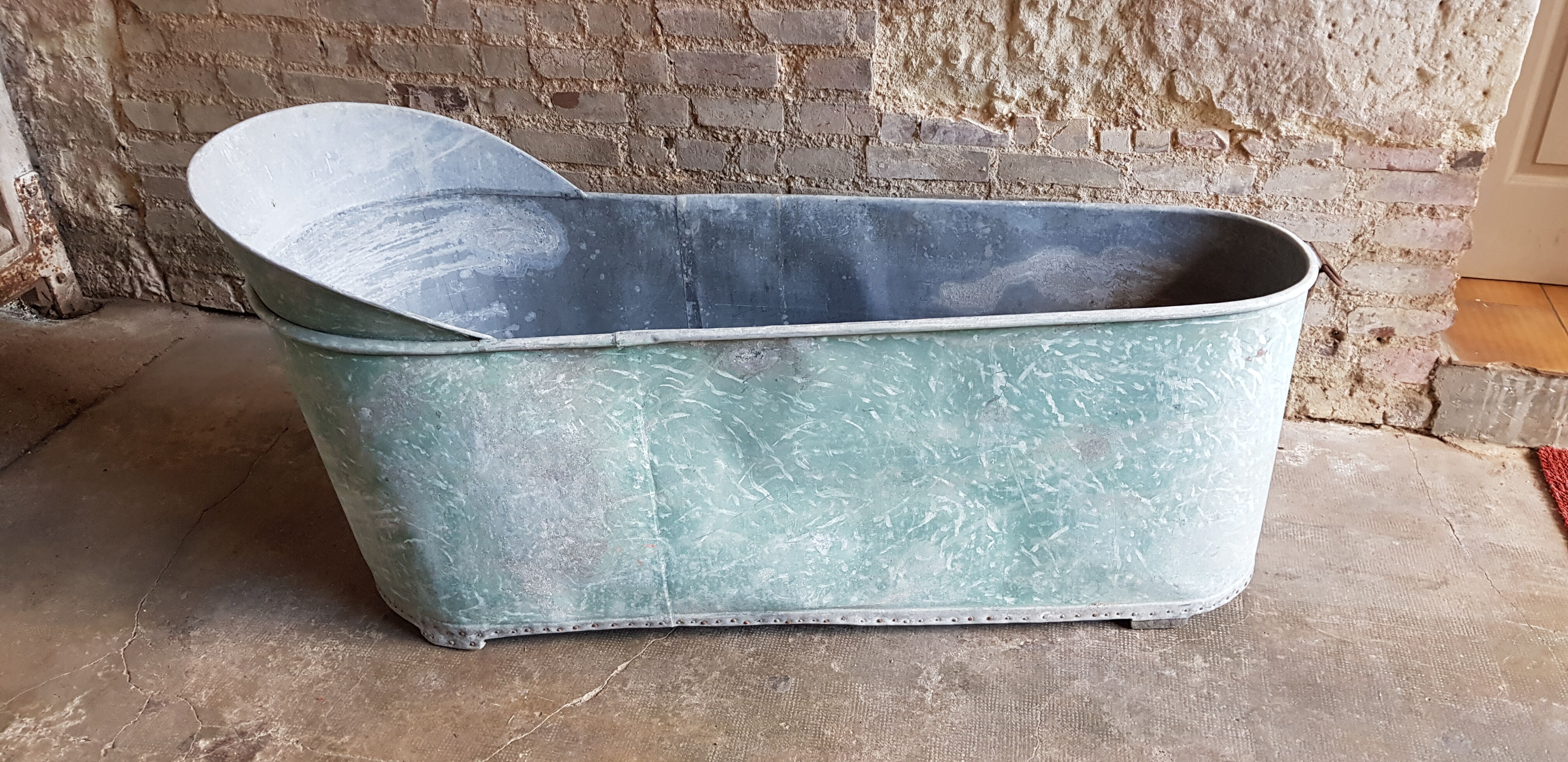 Zinc bathtub