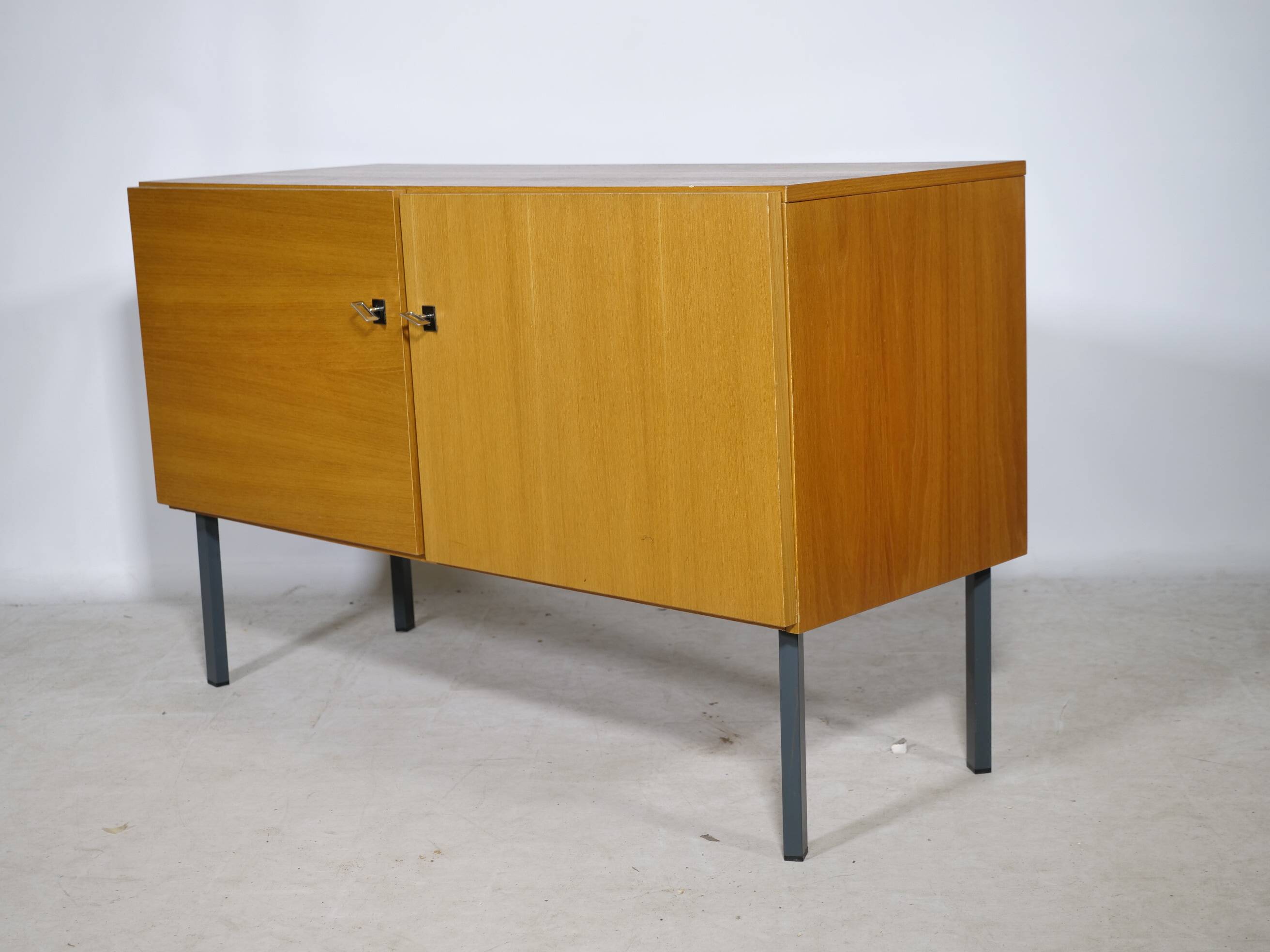 Buffet vintage design des années 50 avec pieds en métal, années 1960.