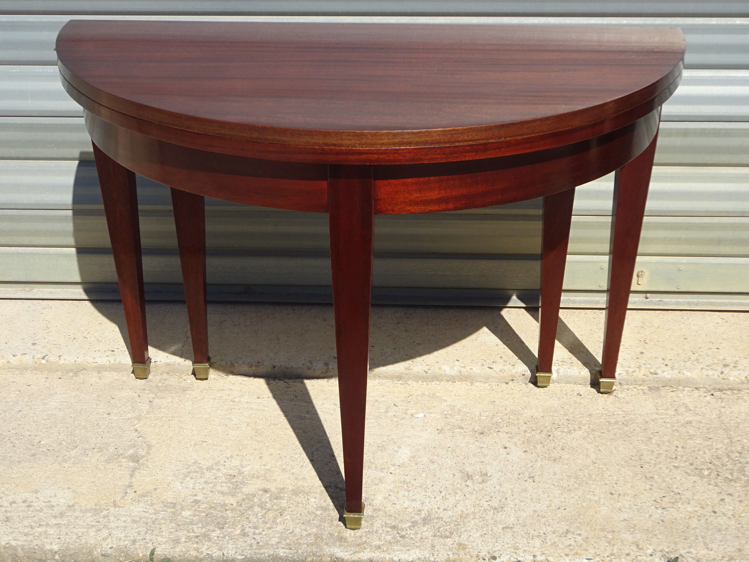Half-moon console table, extendable in Empire style.
