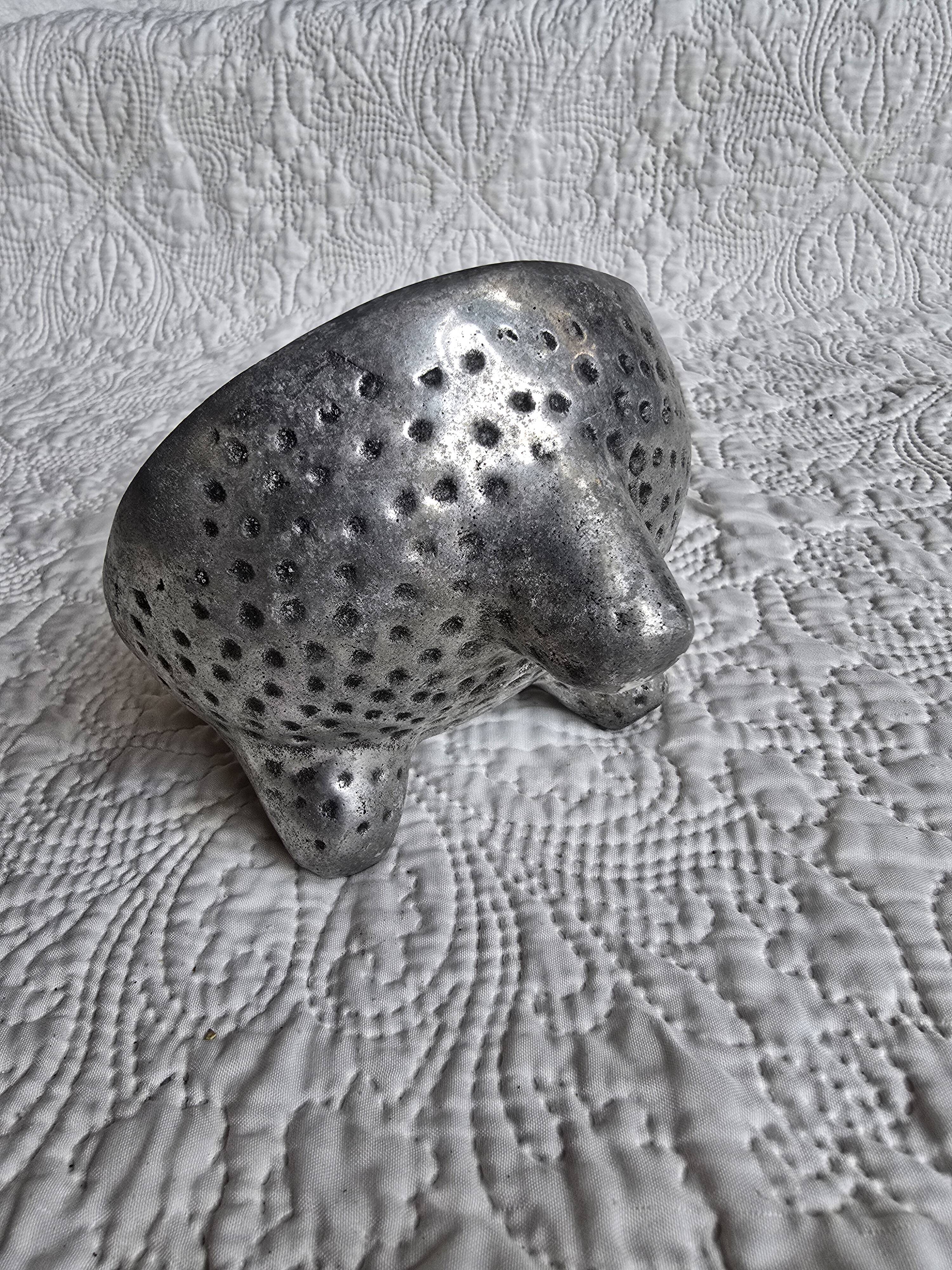 Vintage tripod bowl in hammered metal – brutalist catchall