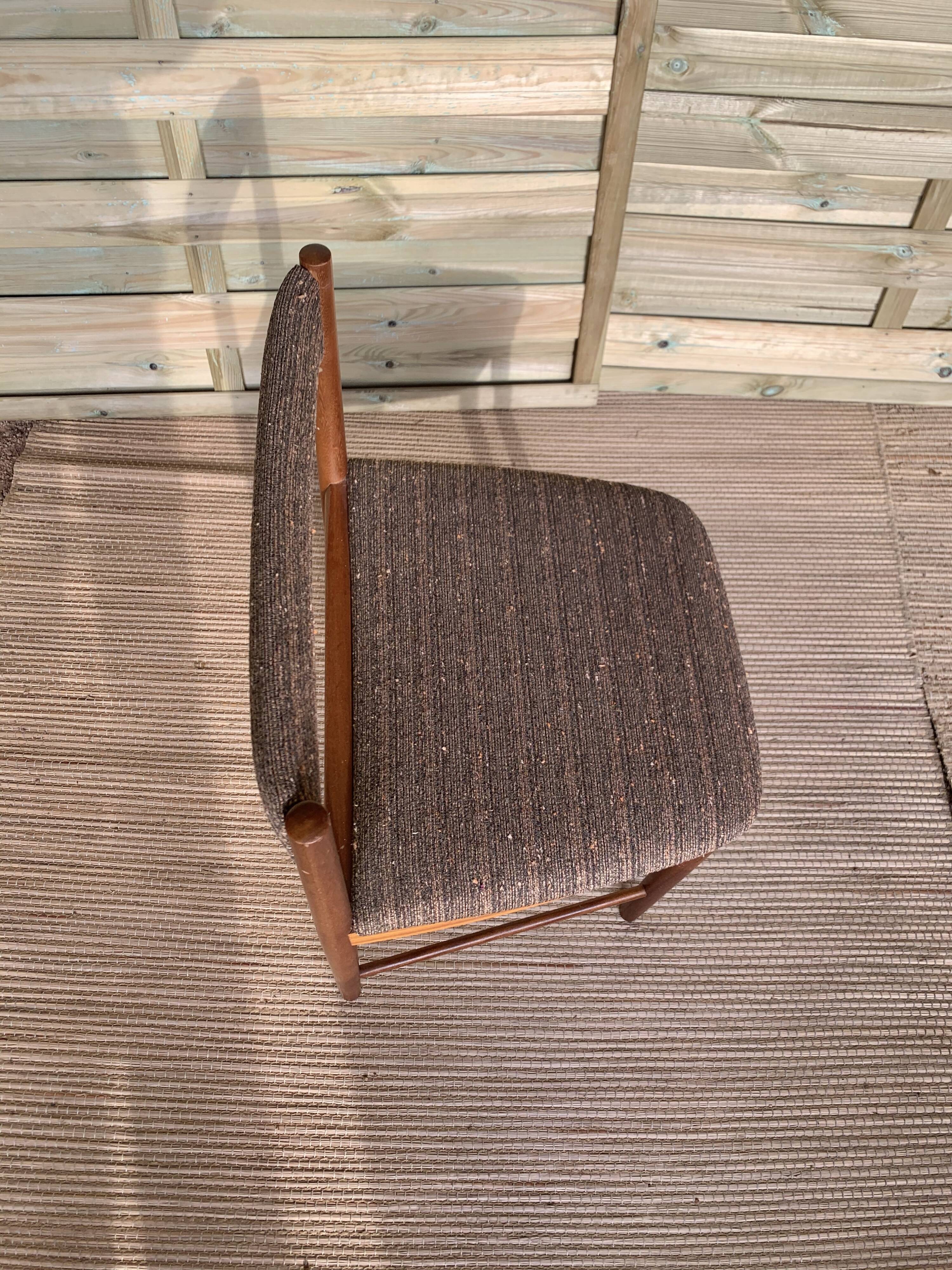 4 Scandinavian chairs made of teak and fabrics