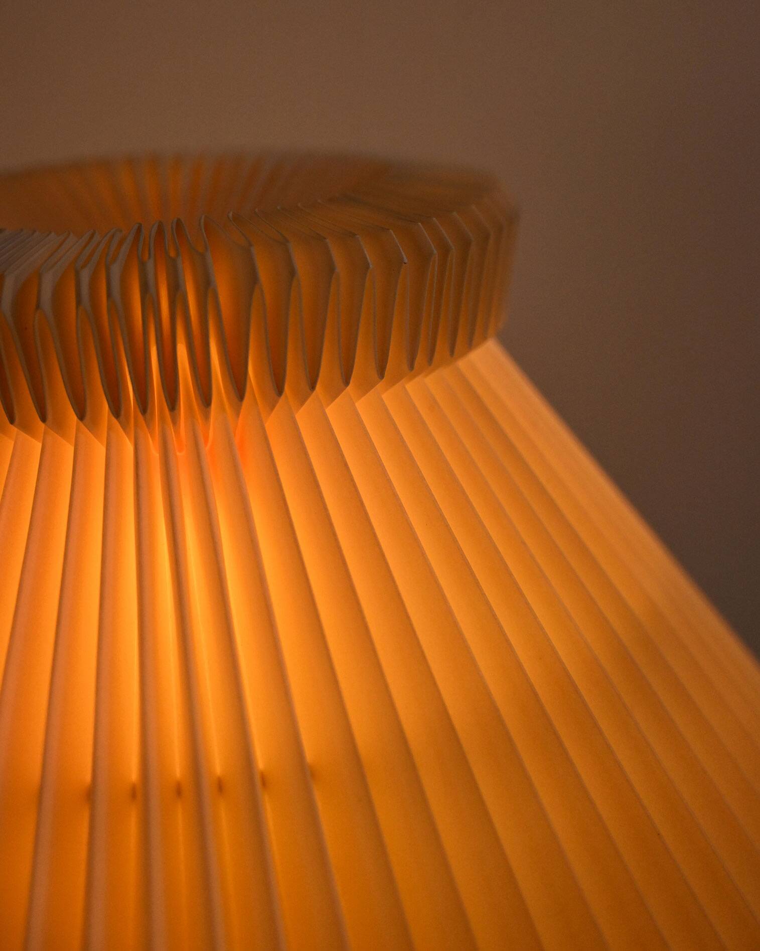 Danish HEMI table lamp from the 1960s with gilded metal structure and ivory