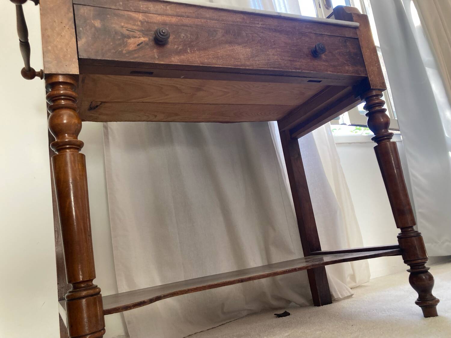 Coiffeuse en bois et marbre