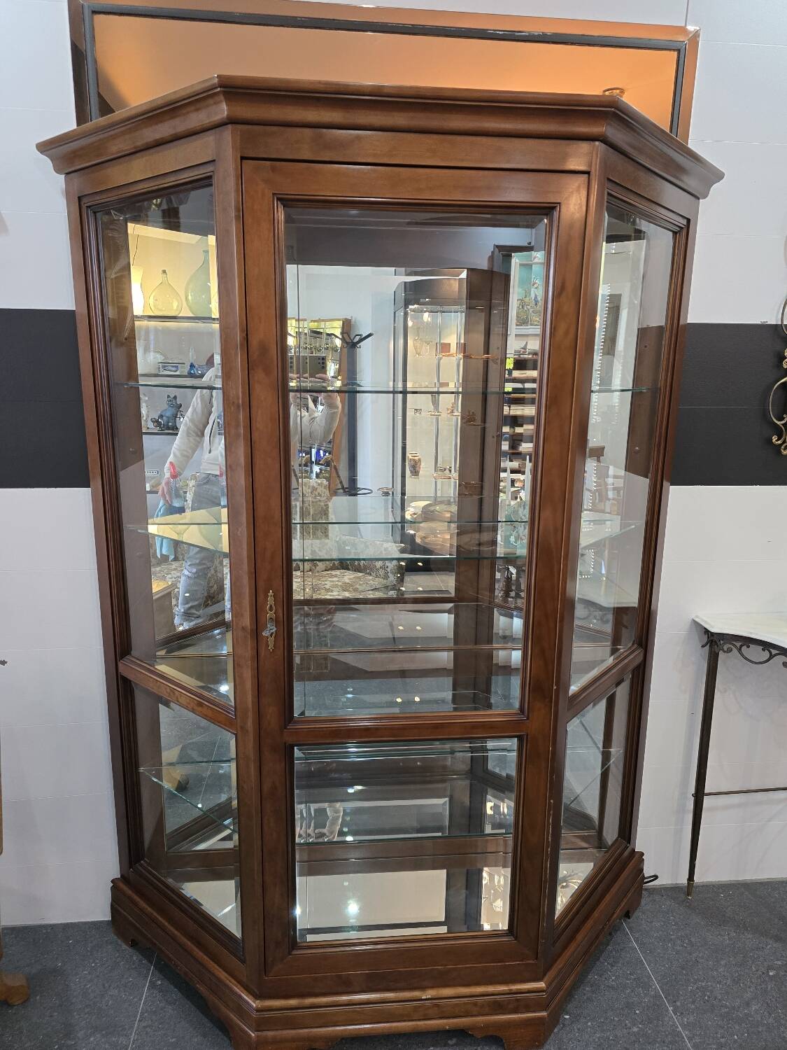 Vitrine hexagonale vintage en bois et verre – éclairé-Style classique