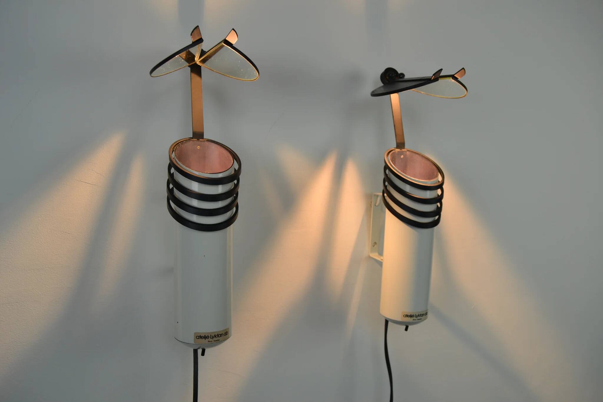 A pair of white “Skarabé” wall lamps by Stig Ahlström and Clas Kock for Ateljé Lyktan, Sweden, 1980s