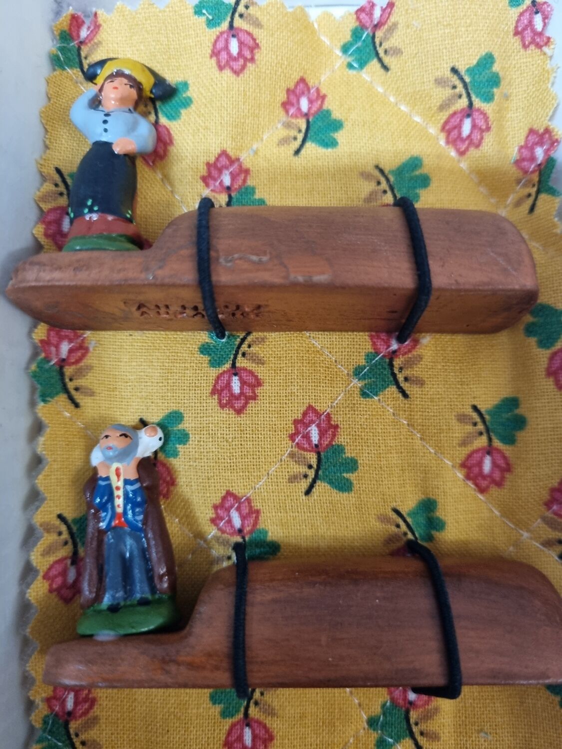Santons knife holder from Provence