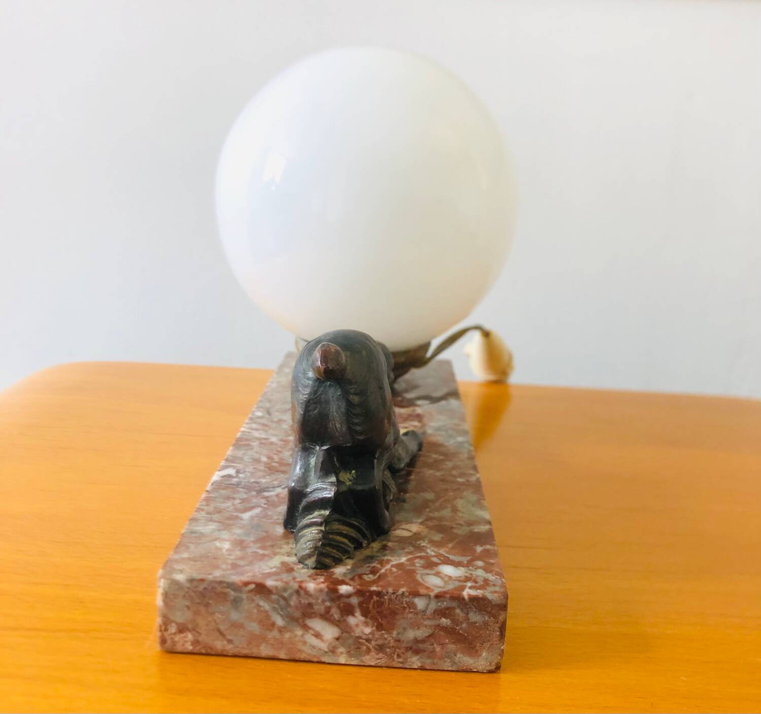 Lampe Art déco globe en opaline blanche et chien de chasse