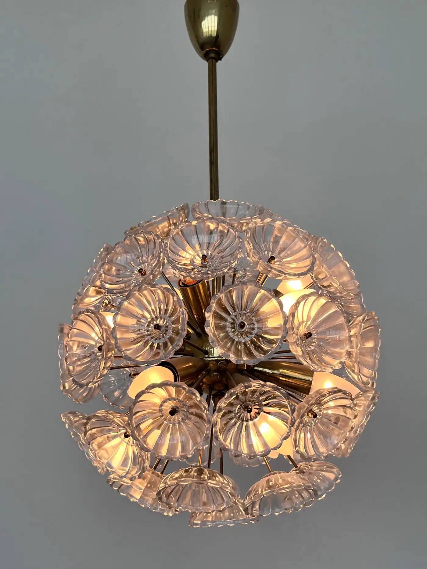 Magnifique réplique de Spoutnik en laiton et verre, inspirée de l'ère spatiale, signée Dandelion, années 1960 / Allemagne