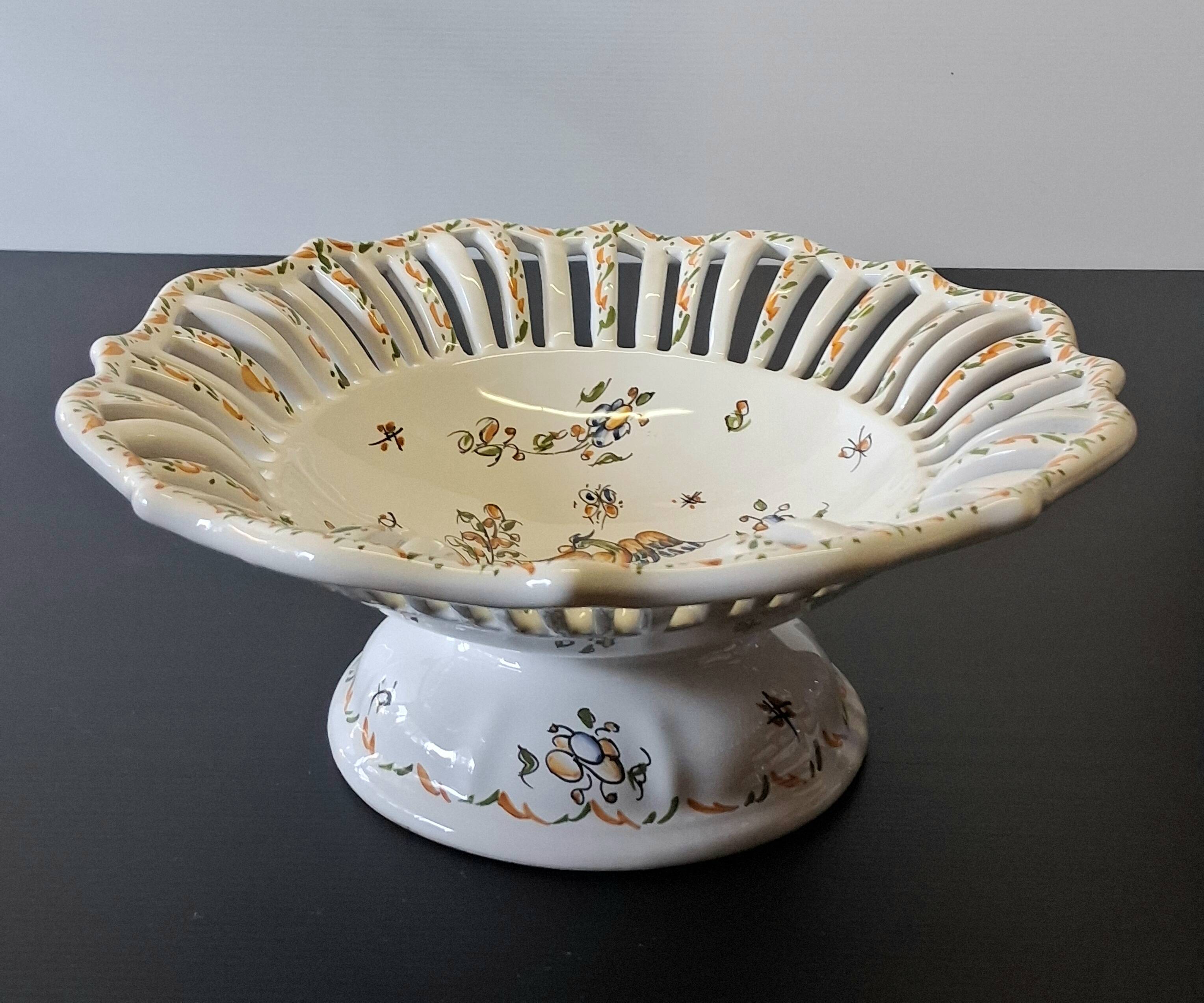 Very nice fruit bowl "Vieux Moustiers" in very good condition.