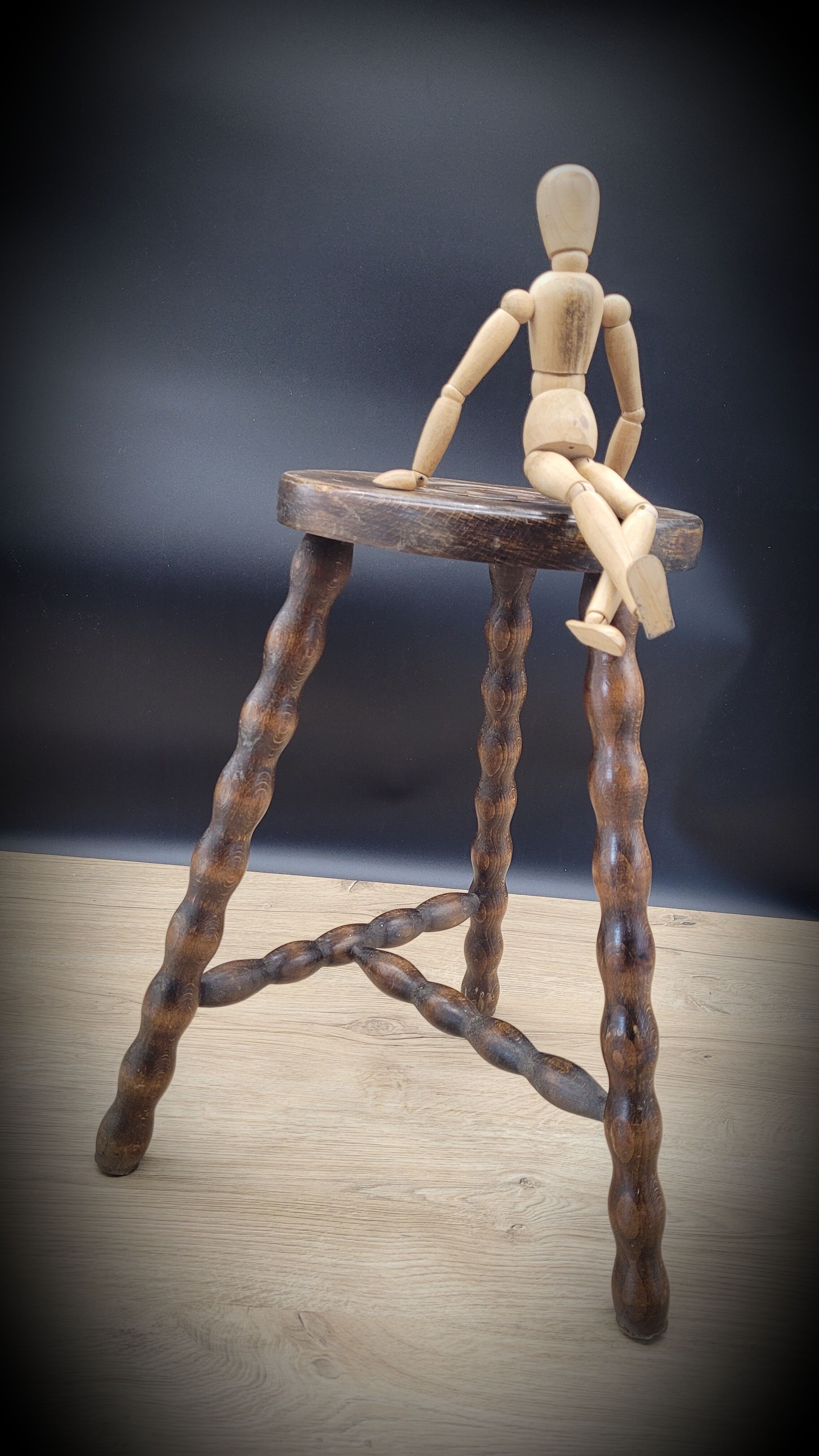 Tripod stool feet ball