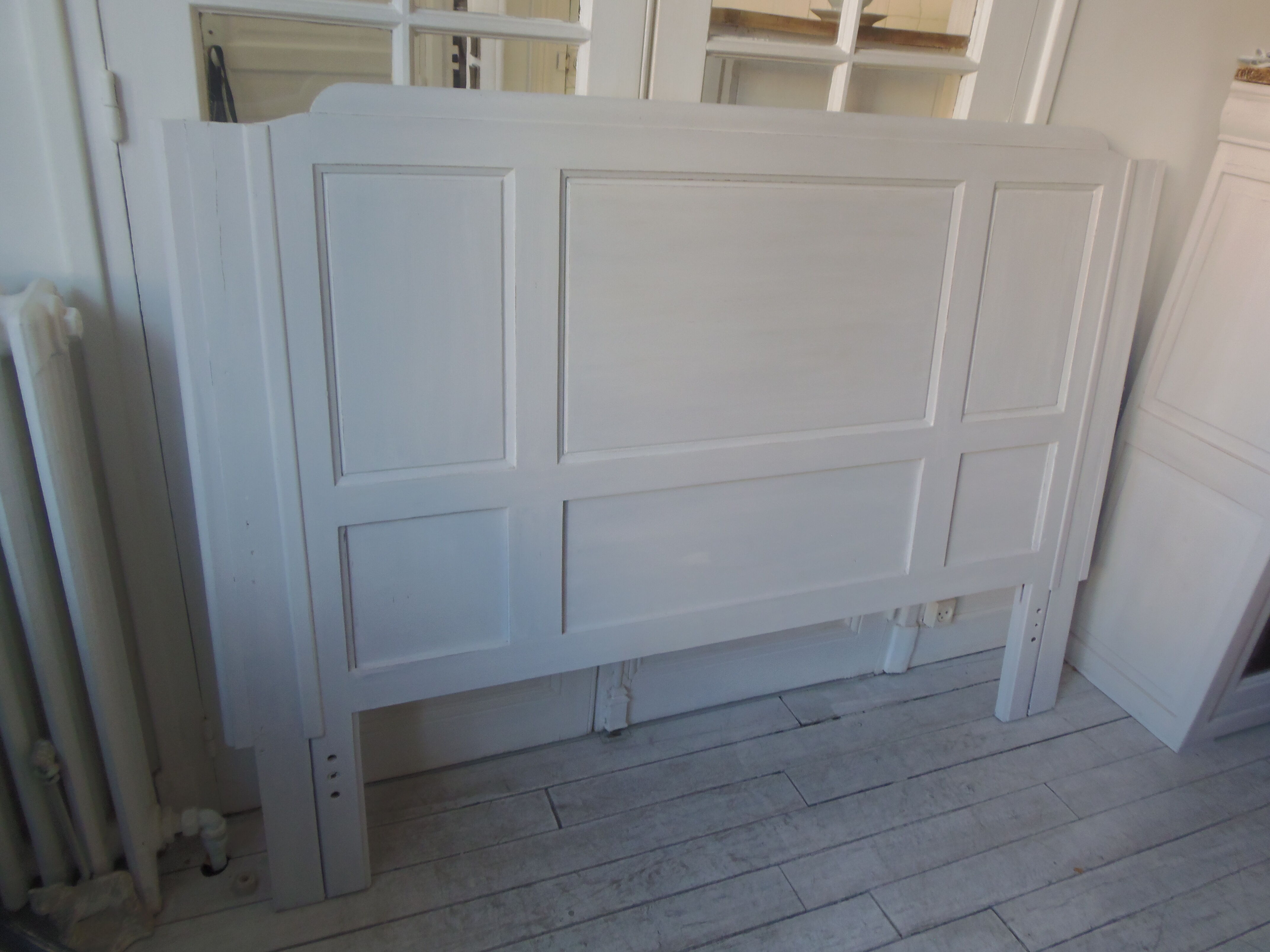 Headboard for a bed of 160 patinated pearl gray waxed finish.
