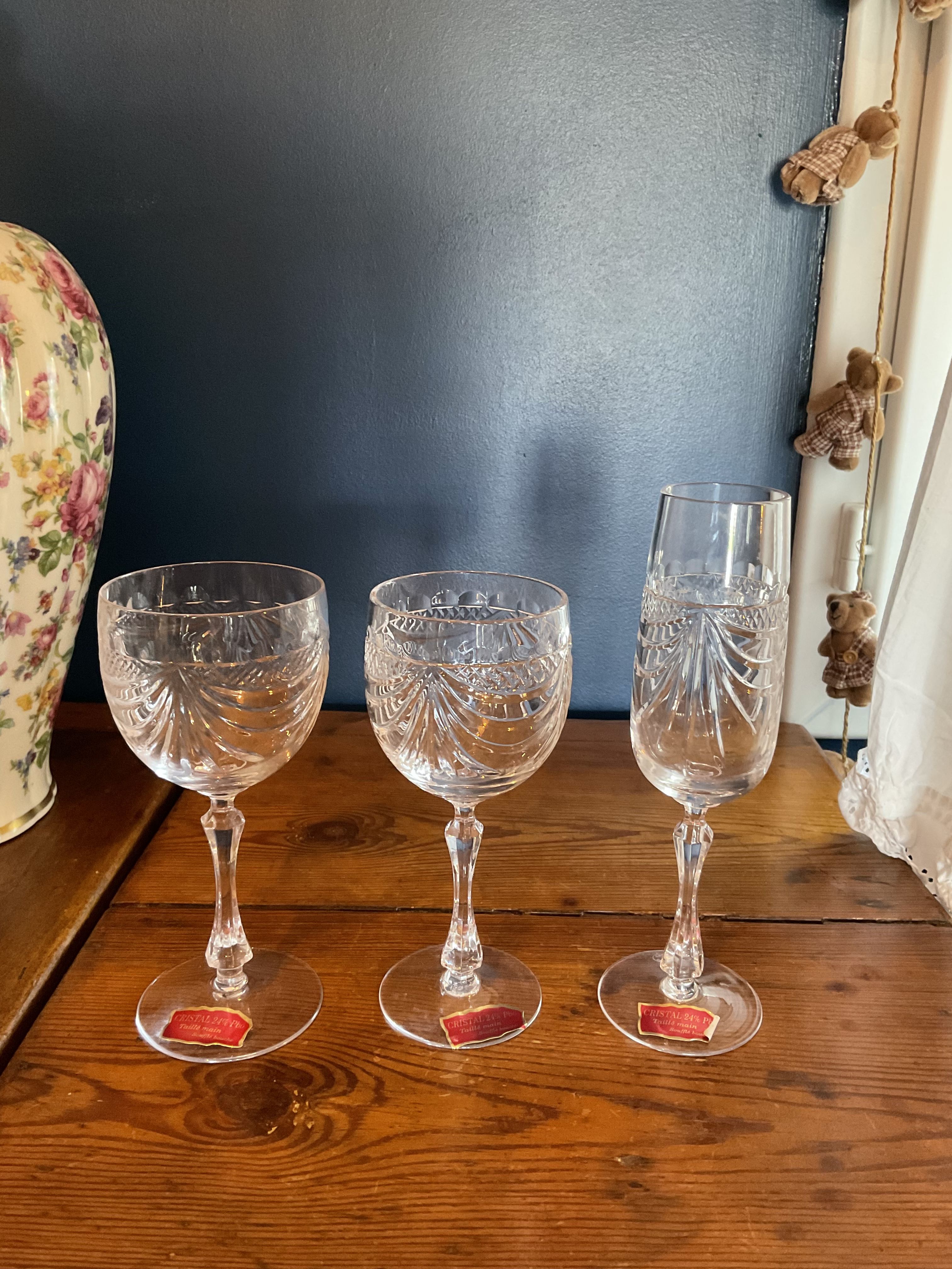 18 verres .6 vin .6 eau .6 flûtes.cristal de Lorraine.