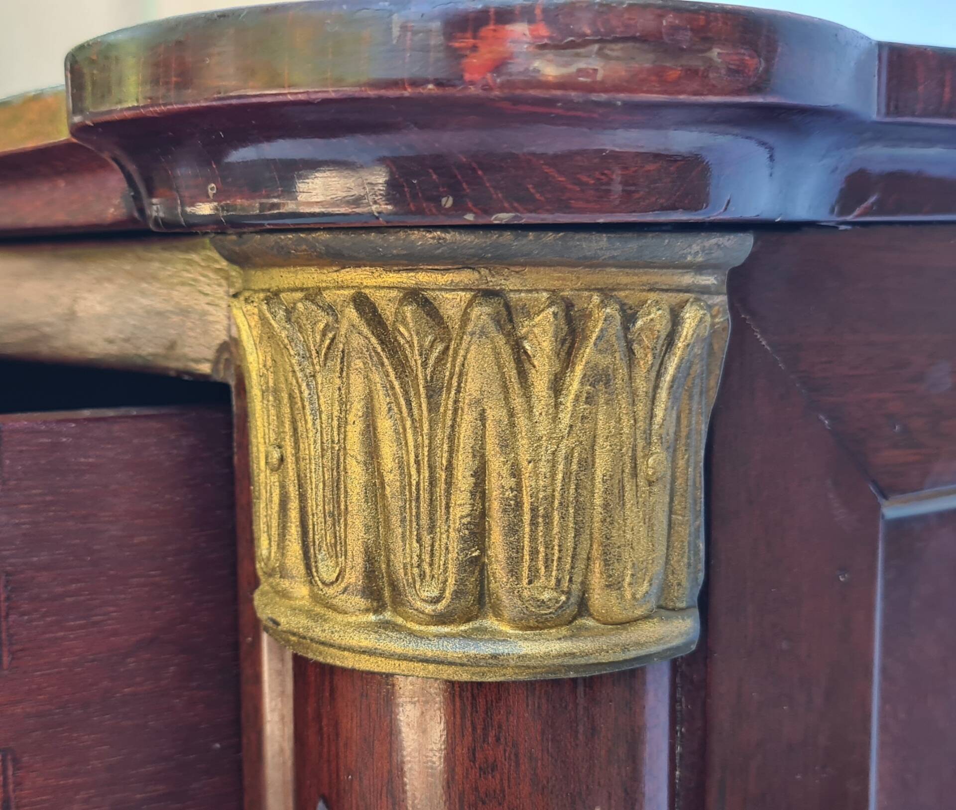 Commode style Louis XVI placage en acajou