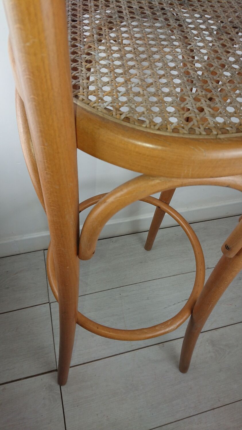 Stunt and curved wood bar stool