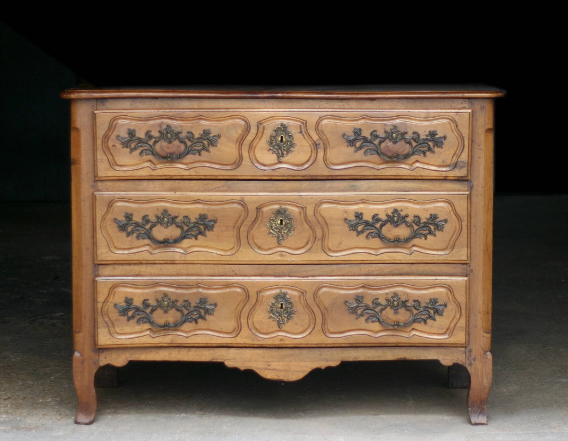 Magnificent 18th-century chest of drawers in solid walnut.