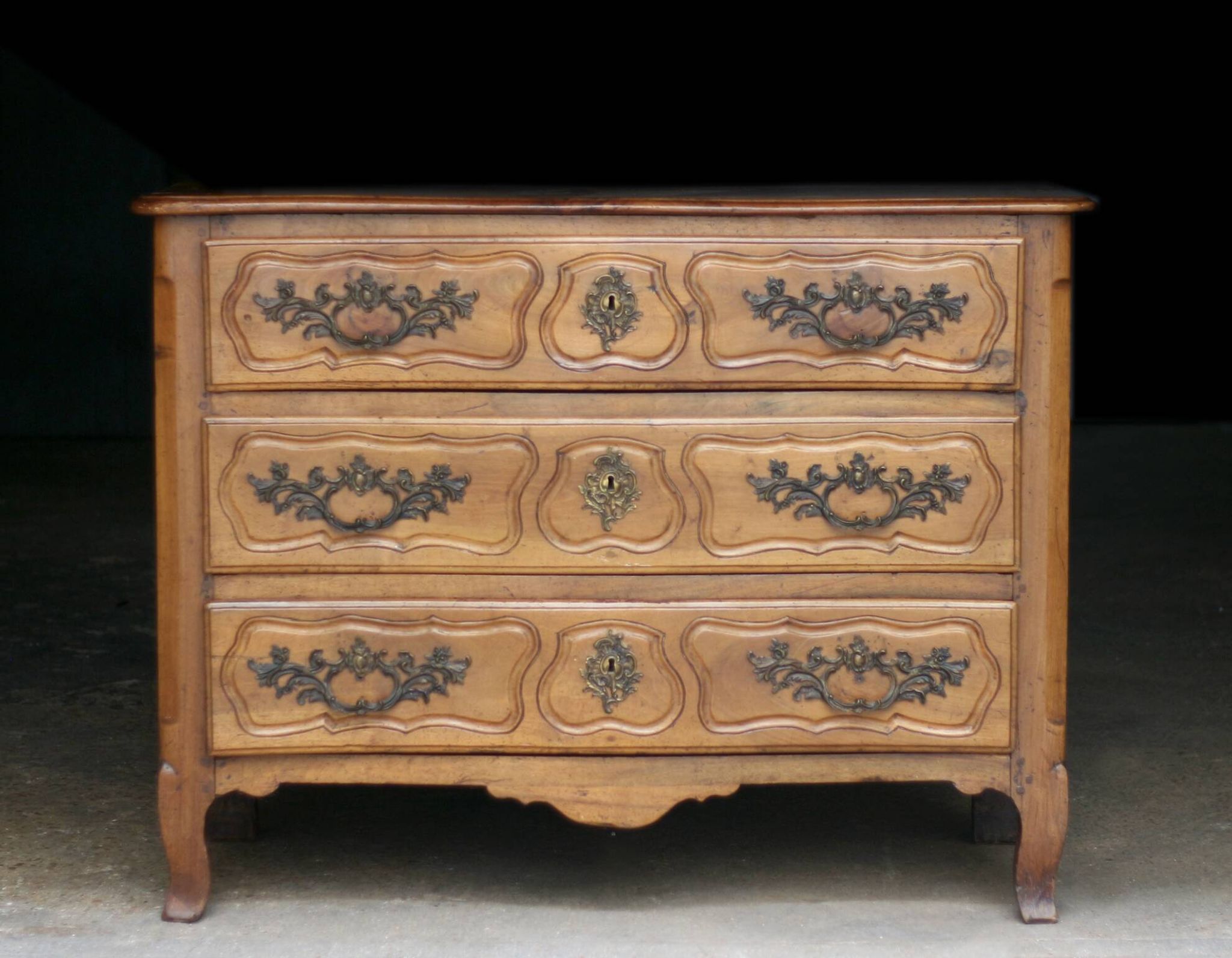 Magnificent 18th-century chest of drawers in solid walnut.
