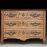 Magnificent 18th-century chest of drawers in solid walnut.