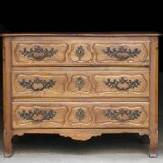 Magnificent 18th-century chest of drawers in solid walnut.