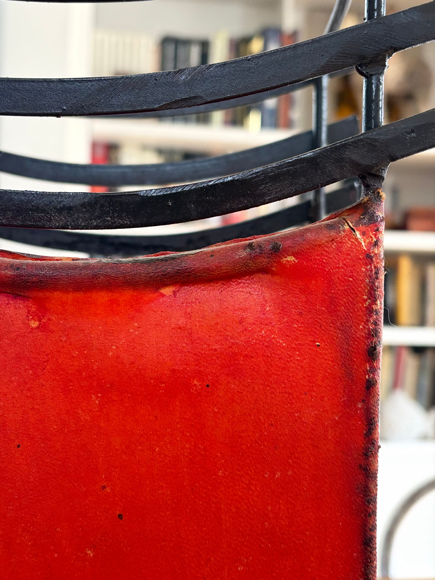 Vintage lamp in patinated black and red metal – Japanese spirit